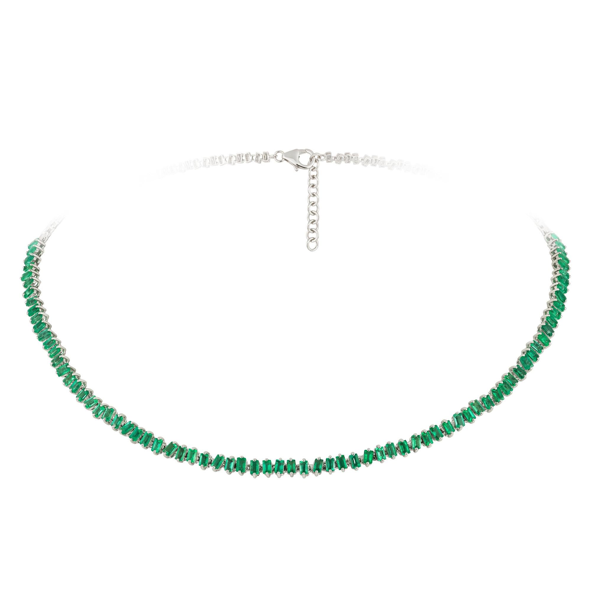 Breathtaking Emerald 18 Karat White Gold Necklace for Her In New Condition For Sale In Montreux, CH