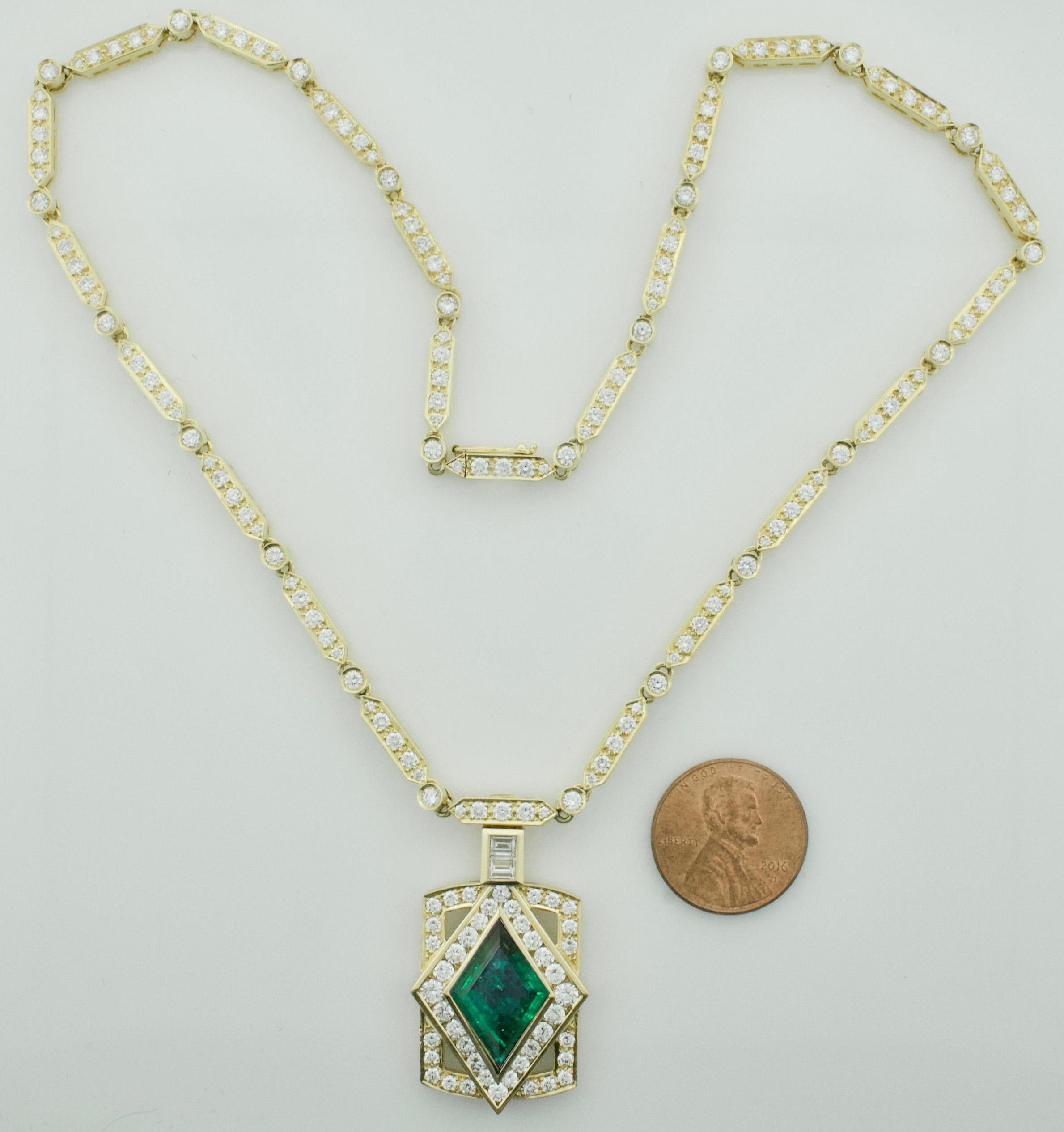 Beathtaking Emerald and Diamond Necklace in 18K 3.75 Diamond Shaped Emerald In New Condition In Wailea, HI