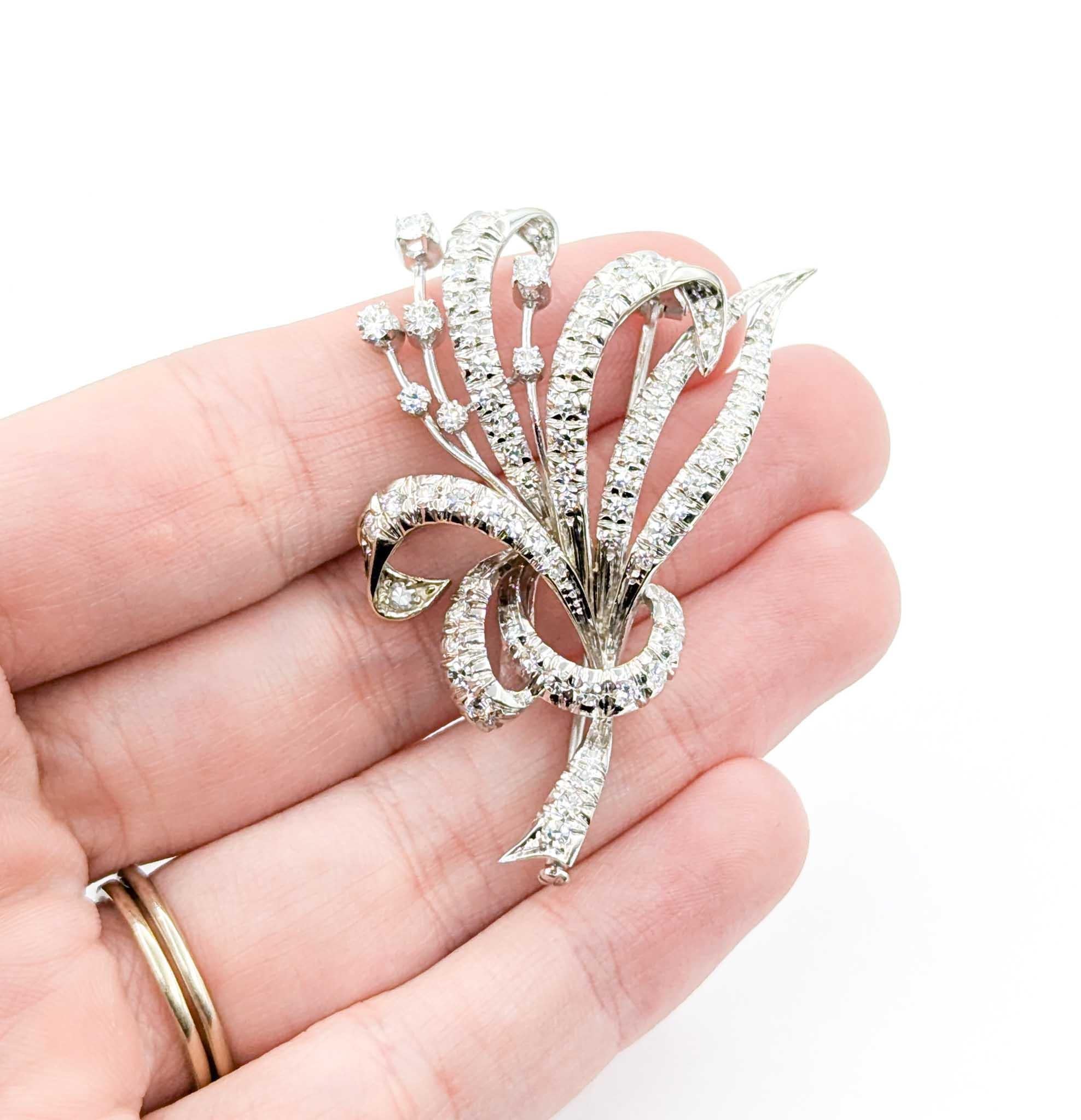 Broche en or blanc 18k à fleurs et diamants Whiting
Whiting présente une époustouflante broche florale, réalisée avec soin en or blanc 18 carats et ornée de 1,50 ct de diamants éblouissants. Le délicat design floral est rehaussé par la brillance des