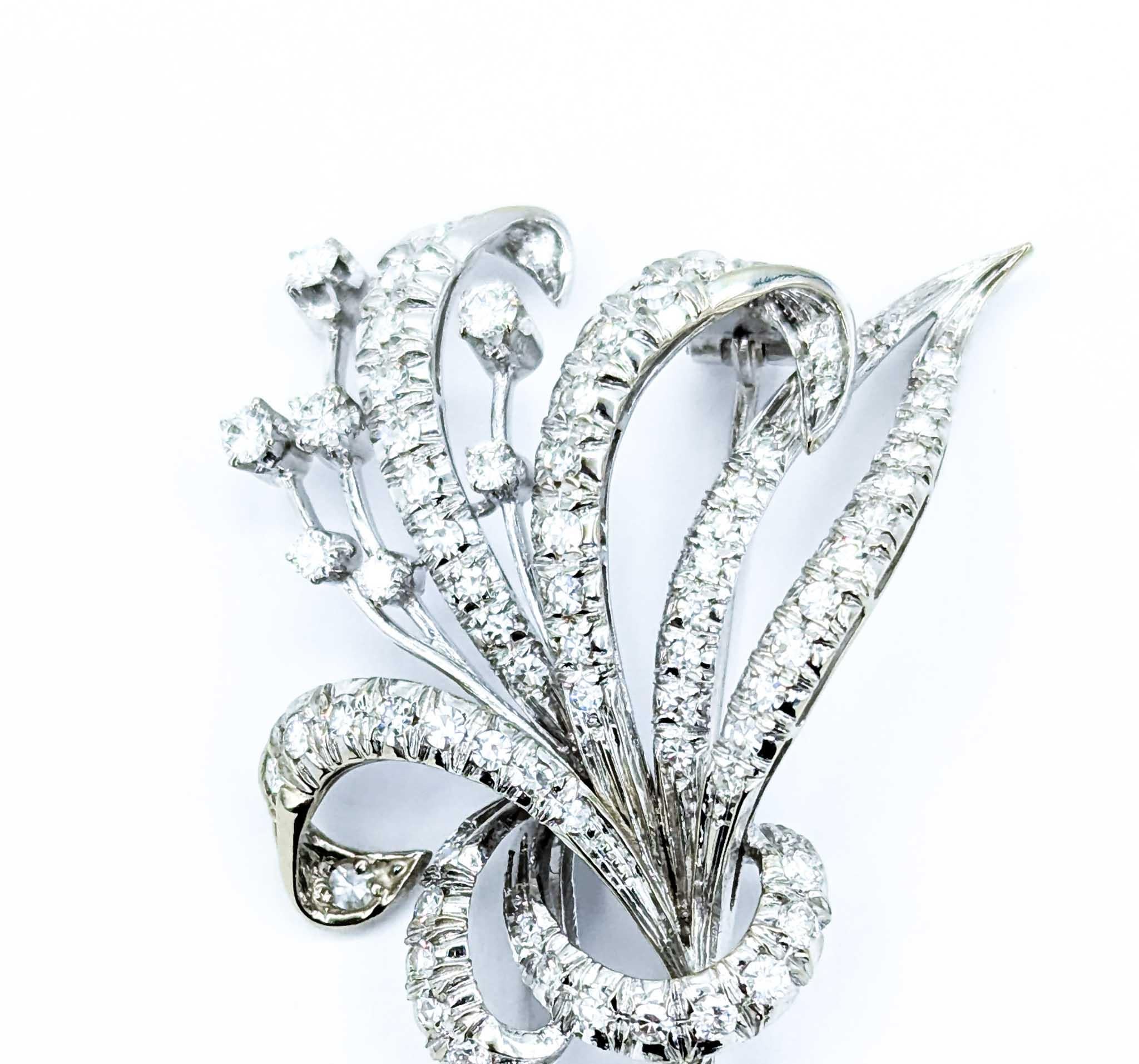 Broche en or blanc 18k à fleurs et diamants Whiting en vente 3