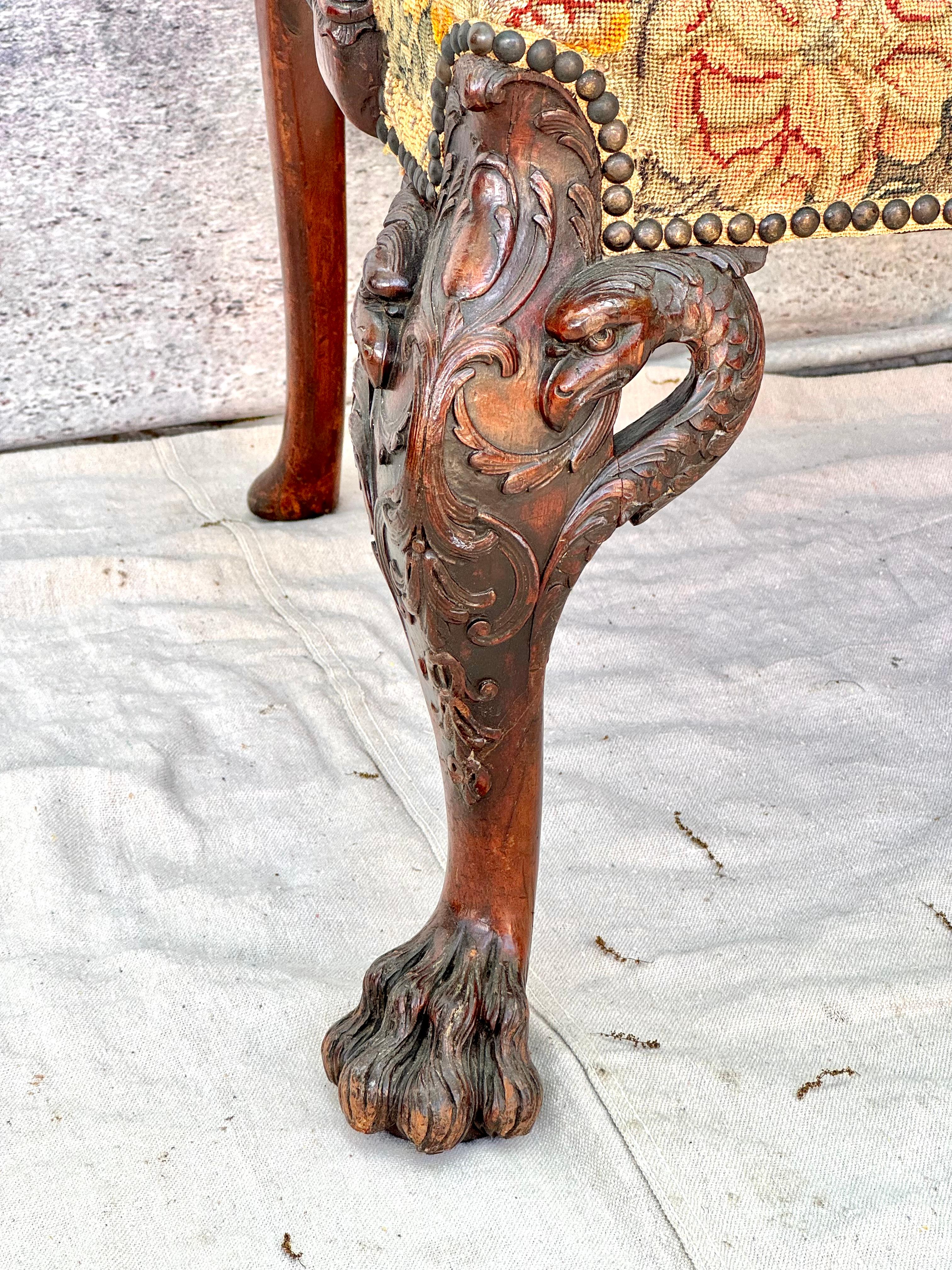 Atemberaubendes geschnitztes Holzset im George-II-Stil mit Nadelspitze-Polsterung im Angebot 10
