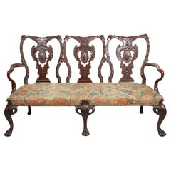 Magnifique banquette en bois sculpté de style George II avec tapisserie à l'aiguille