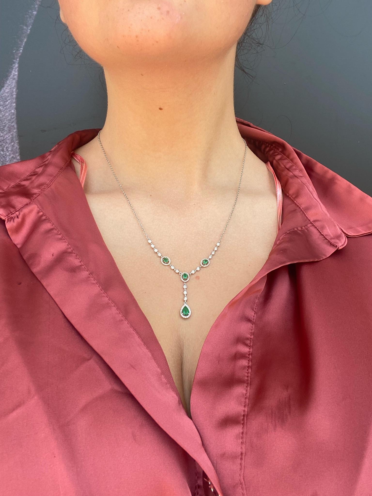 Women's Breathtaking Green Emerald White Diamond White Gold Pendant Necklace For Sale