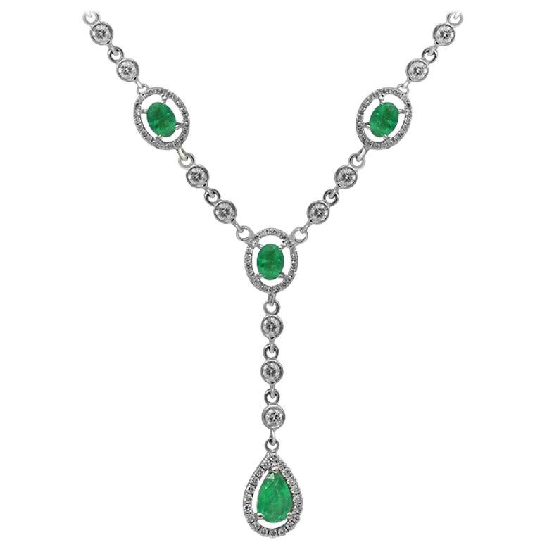 Atemberaubender Grüner Smaragd Weißer Diamant Weißgold Anhänger Halskette im Angebot