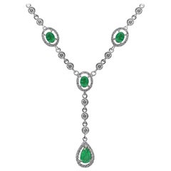 Collier pendentif époustouflant en or blanc avec émeraude verte et diamant blanc