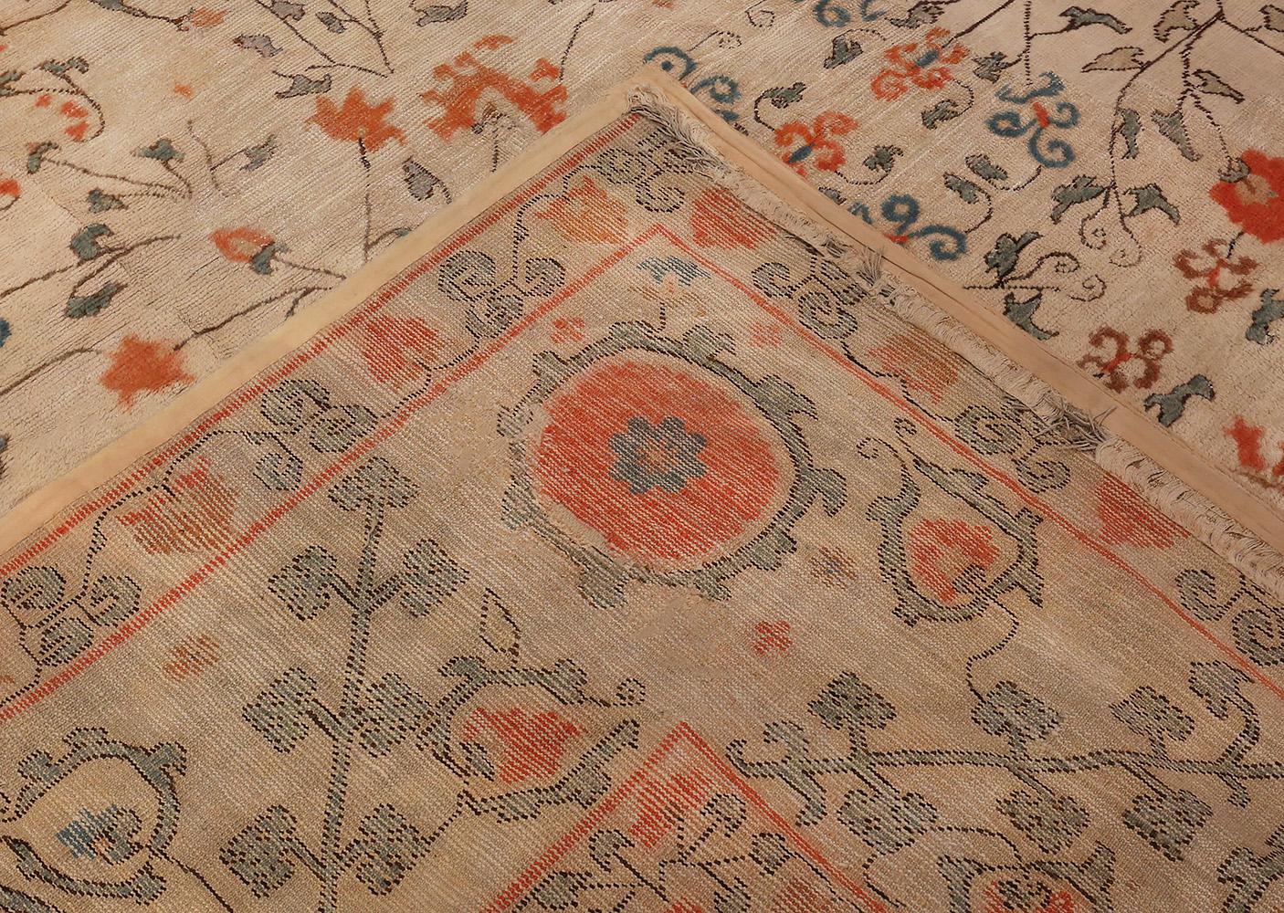 Übergroßer antiker Khotan-Teppich. Größe: 14 Fuß x 20 Fuß (20. Jahrhundert) im Angebot