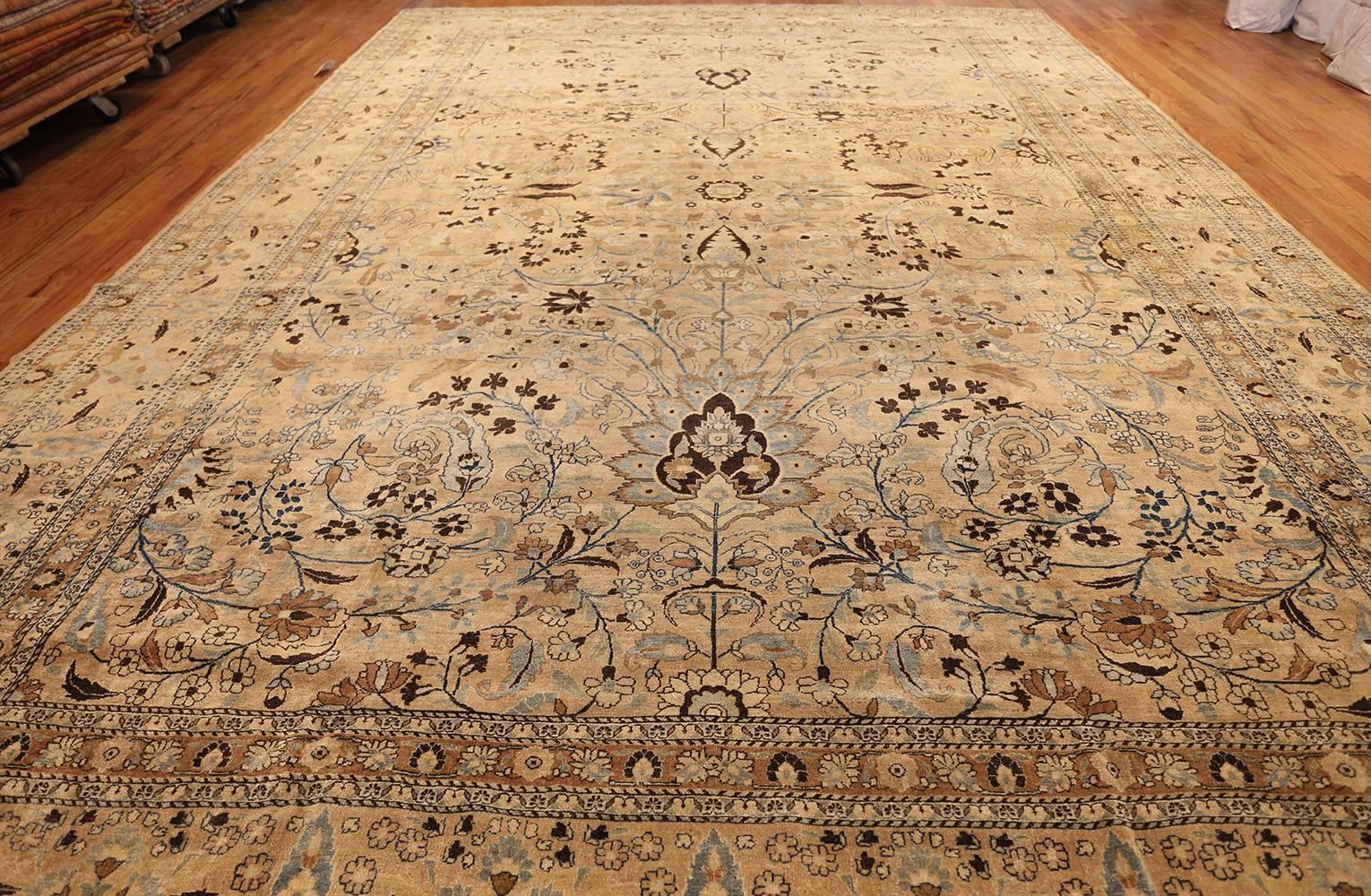 Tappeto antico persiano Khorassan estremamente decorativo e bello e di grandi dimensioni, Paese d'origine: Persia, Data approssimativa: 1910. Dimensioni: 11 ft 8 in x 17 ft 9 in (3,56 m x 5,41 m)

Questo splendido tappeto Khorassan neutro è stato