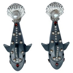 Boucles d'oreilles Lego époustouflantes en forme de requin, perles et grenats naturels.