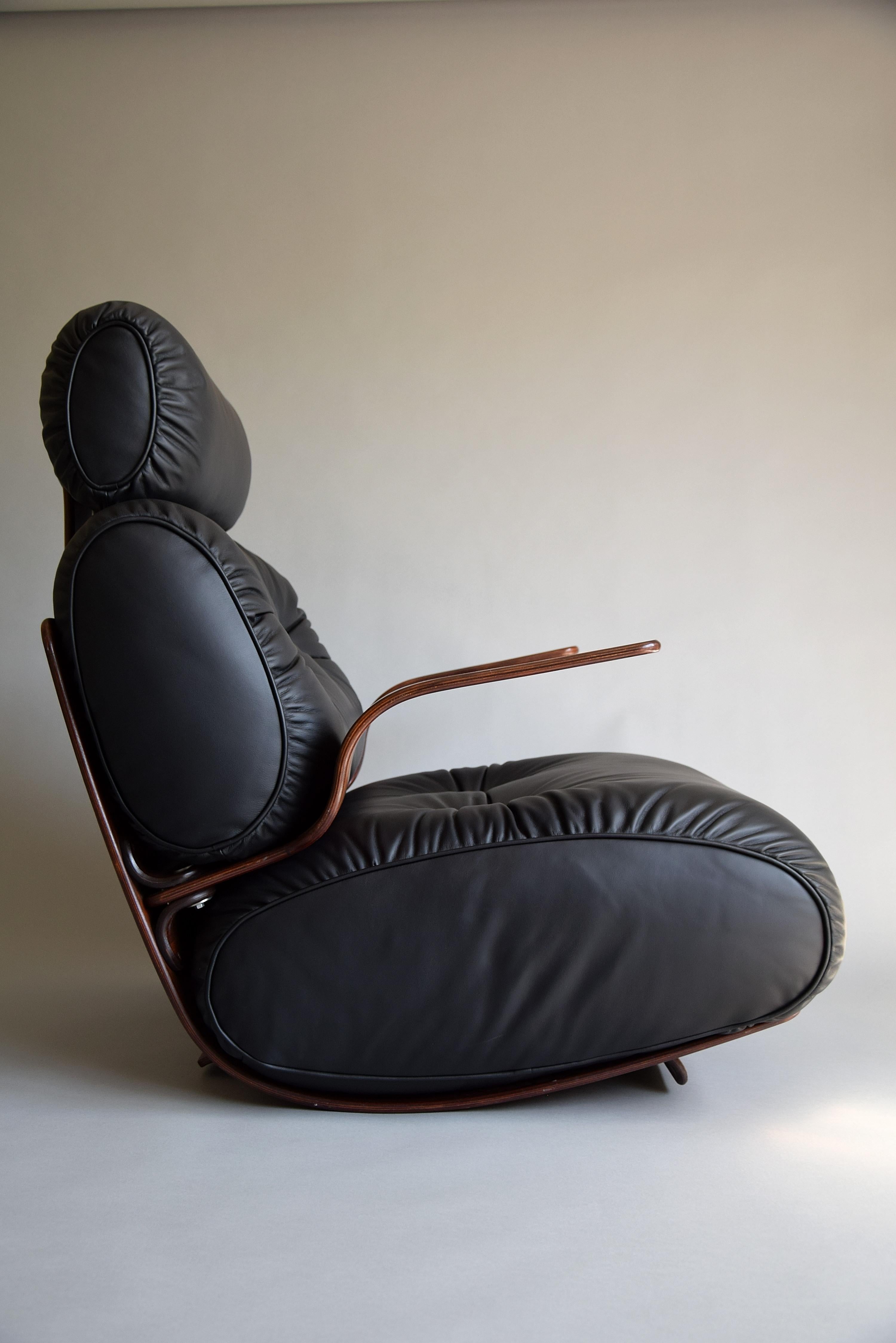 Fauteuil à bascule de salon en cuir et contreplaqué, moderne du milieu du siècle dernier en vente 3