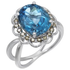 Bague solitaire moderne à couper le souffle de tous les jours en or blanc avec topaze bleue et diamants blancs