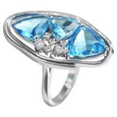 Impresionante Anillo Moderno de Oro Blanco con Diamante y Topacio Azul