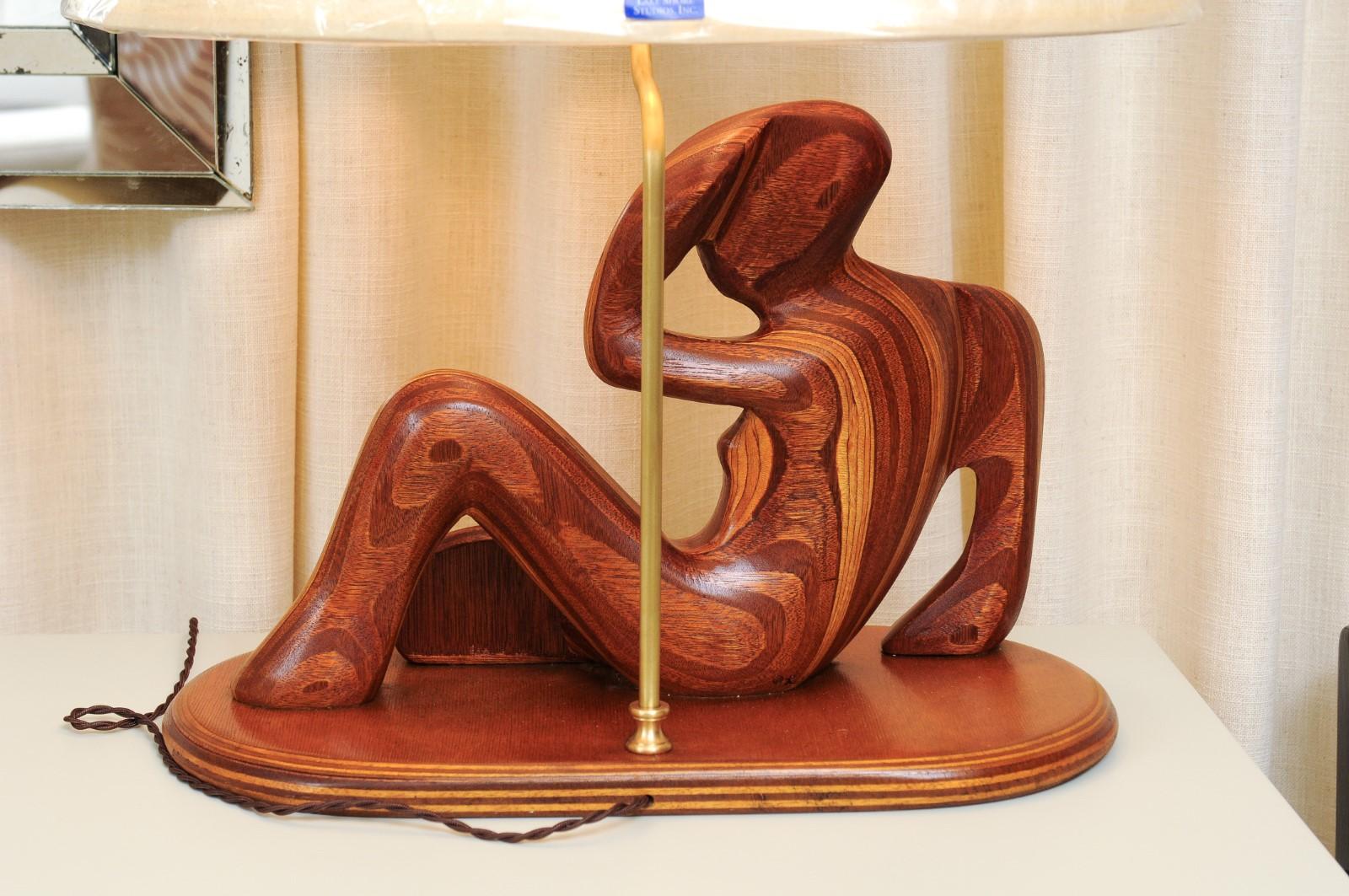 Prêt à être installé : Paire à couper le souffle de sculptures en bouleau et acajou en tant que lampes en vente 10