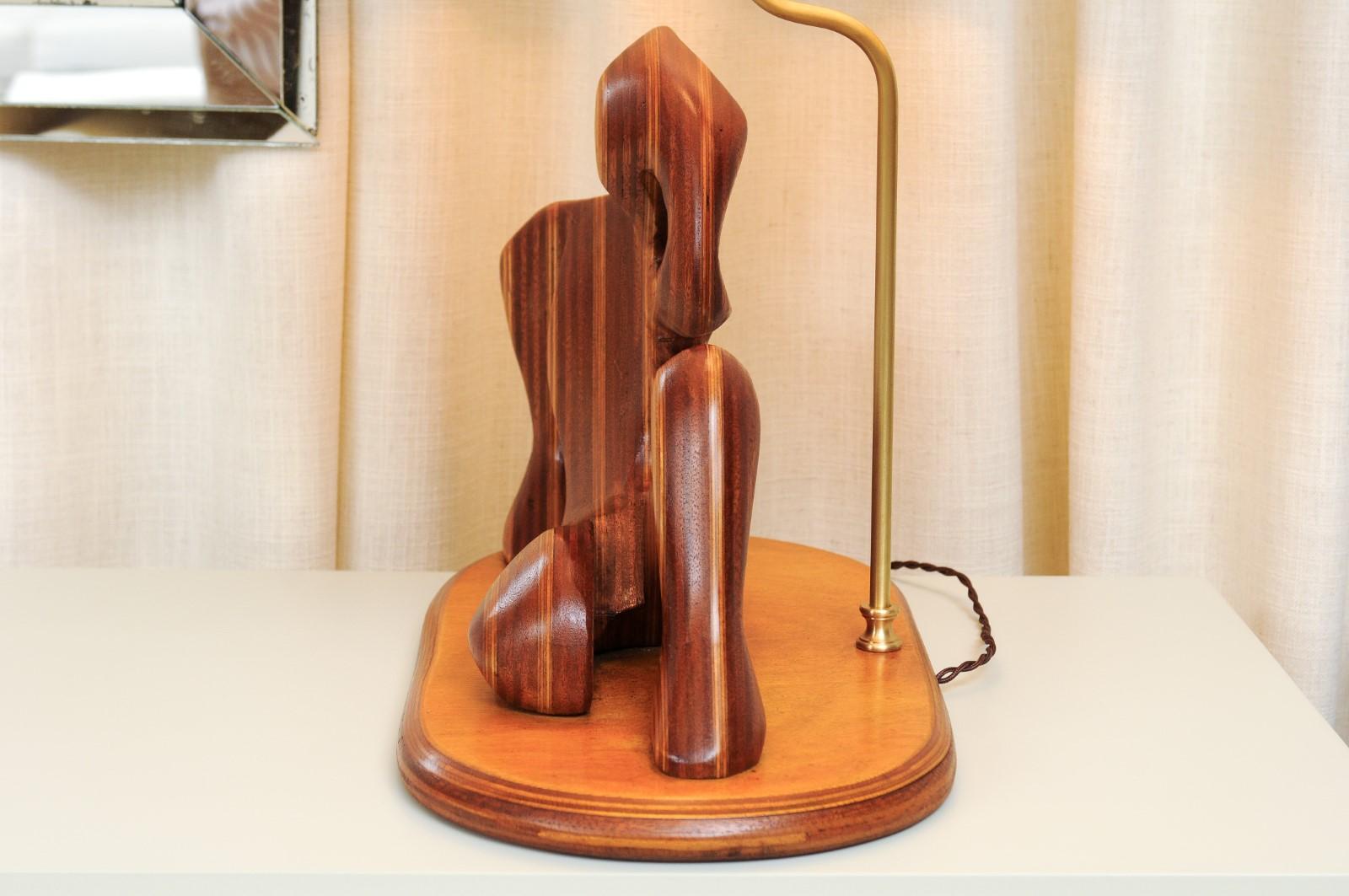 Prêt à être installé : Paire à couper le souffle de sculptures en bouleau et acajou en tant que lampes en vente 12
