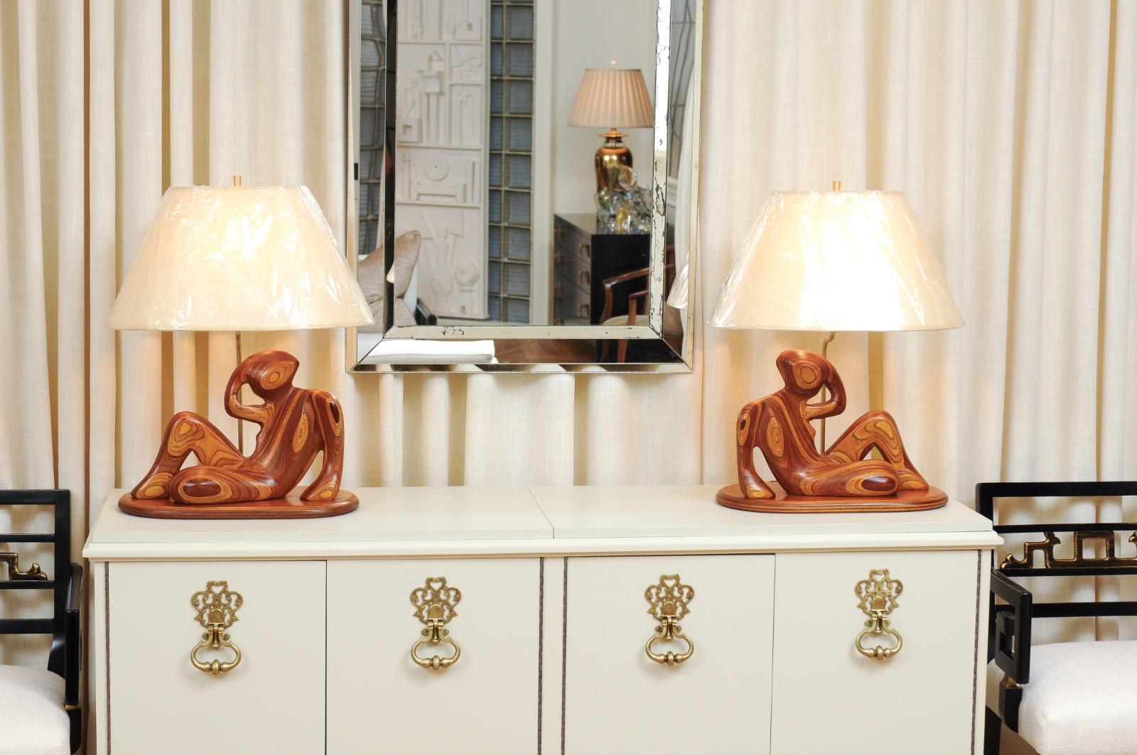 Ces lampes sont expédiées complètement prêtes à être installées, y compris les nouveaux abat-jour, harpes et fleurons photographiés. Une paire de sculptures sculptées à la main absolument stupéfiante et méticuleusement restaurée comme des lampes,