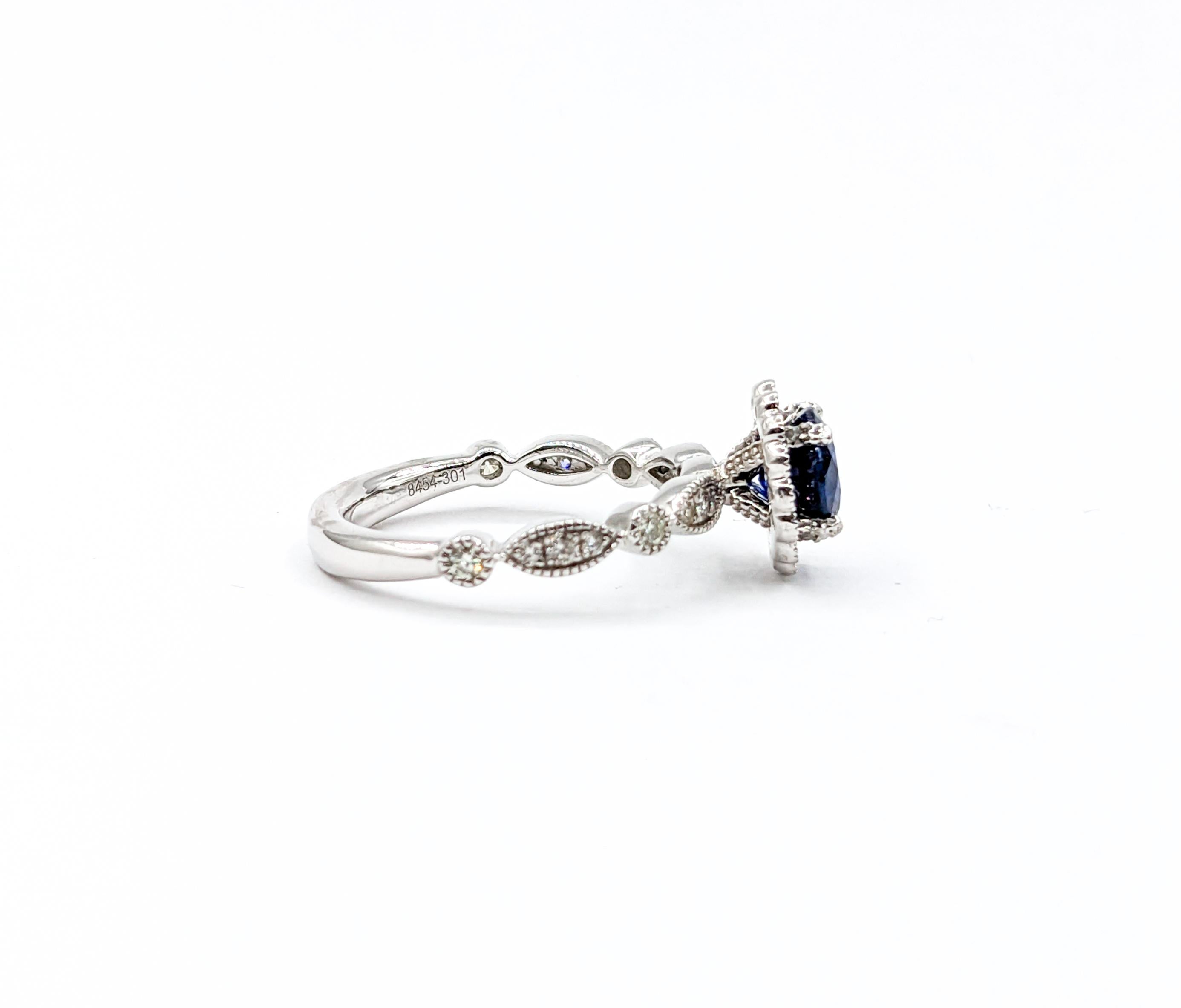 Atemberaubender Vivid Sapphire & Diamond Halo Ring aus Platin  Damen im Angebot