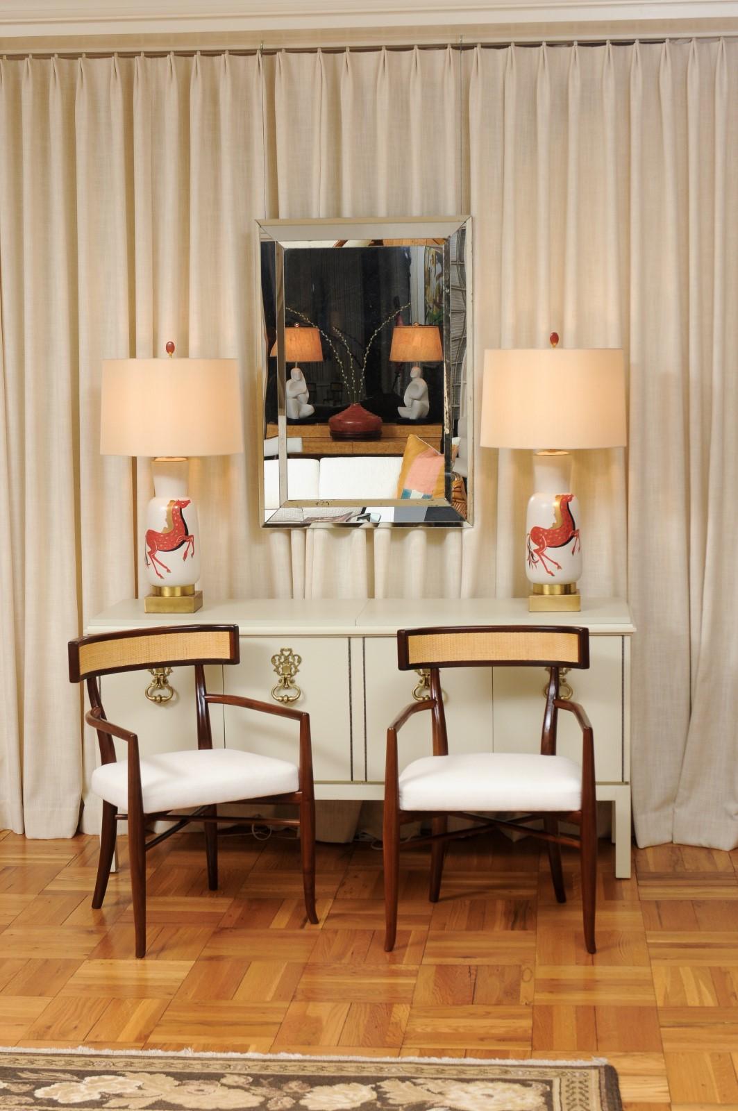 Impresionante Juego Restaurado de 8 Sillas de Comedor con Brazos de Gibbings, Respaldos de Caña Estadounidense en venta