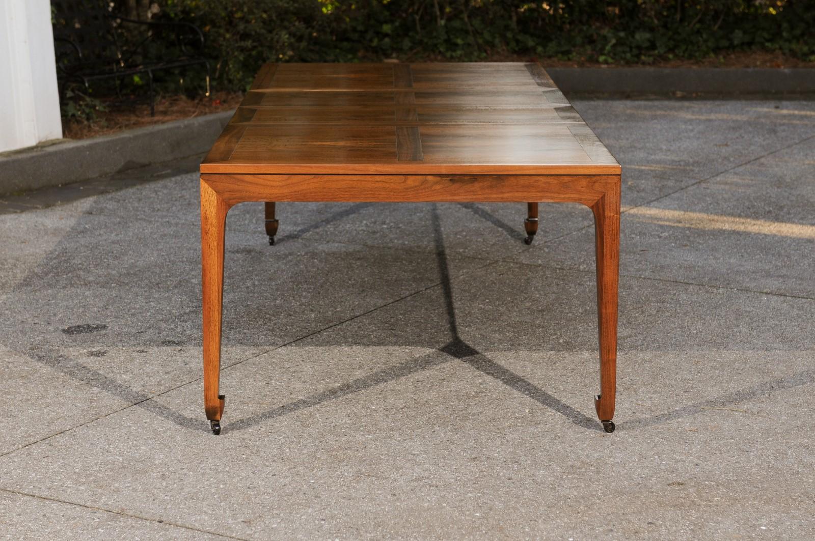 Organique Table de salle à manger à rallonge en noyer restaurée à couper le souffle par Baker, vers 1960 en vente