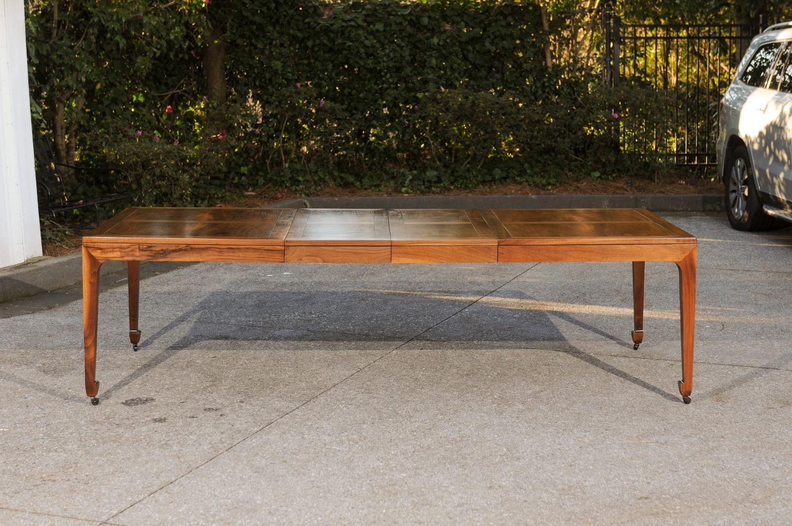 Nord-américain Table de salle à manger à rallonge en noyer restaurée à couper le souffle par Baker, vers 1960 en vente