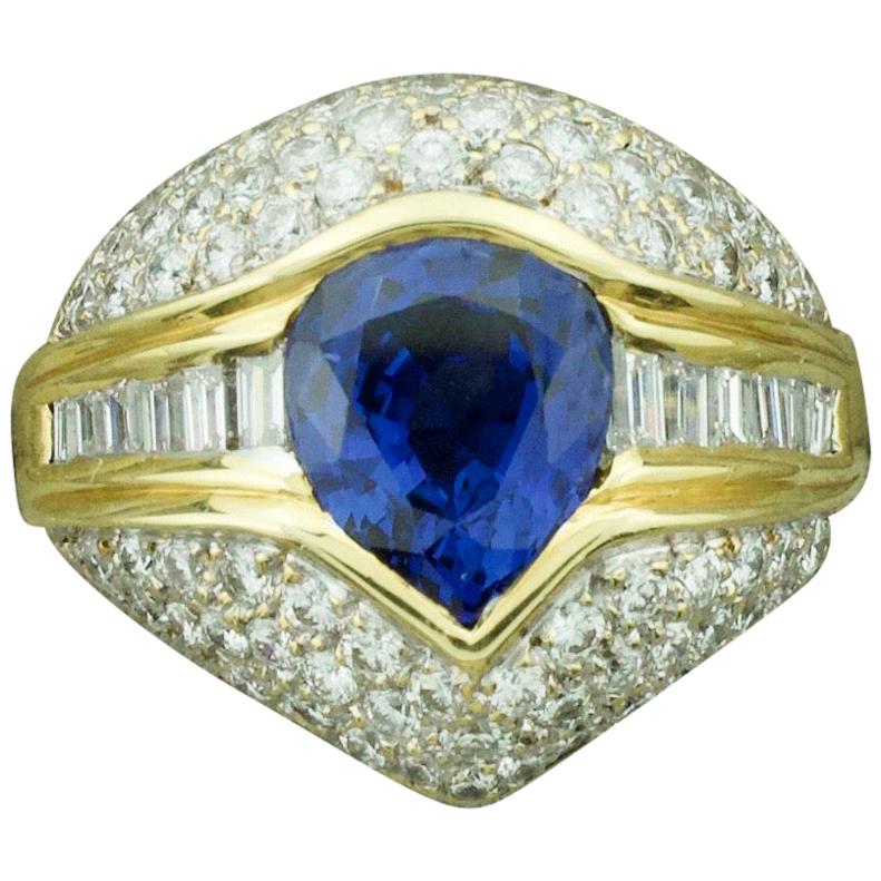 Breathtaking Sapphire and Pave' Diamond Ring in 18 Karat Yellow Gold For Sale