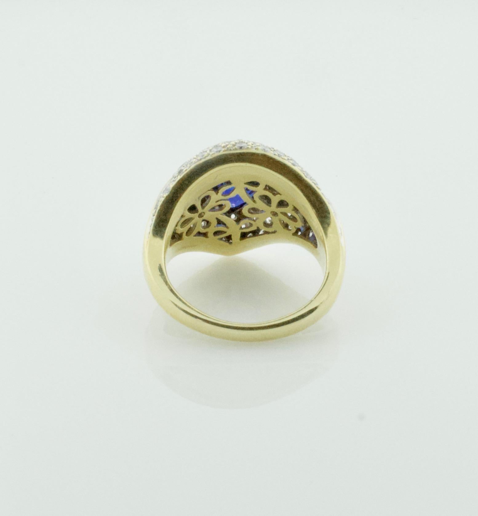 Breathtaking Sapphire and Pave' Diamond Ring in 18 Karat Yellow Gold In Excellent Condition For Sale In Wailea, HI