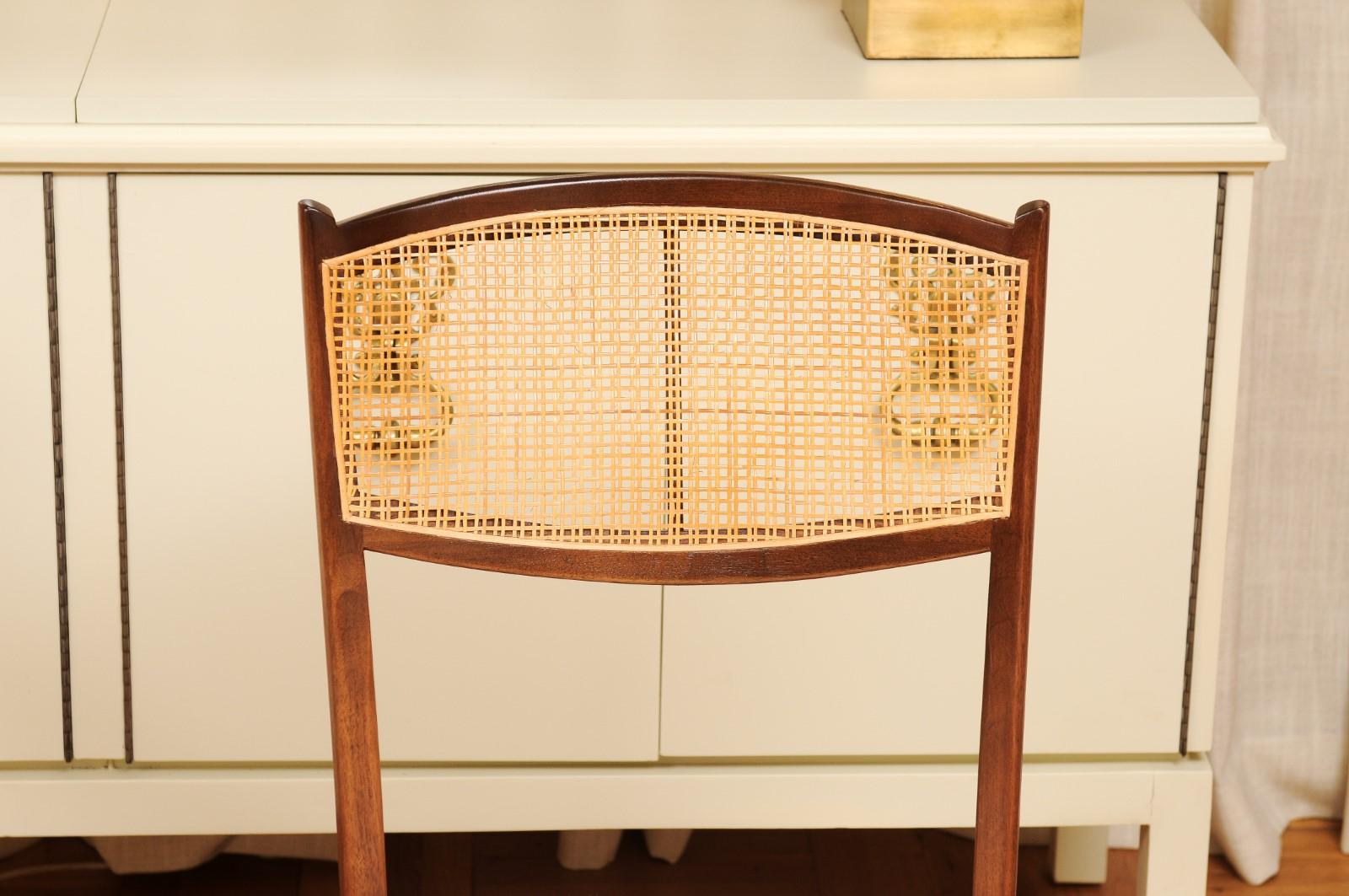 Milieu du XXe siècle Ensemble époustouflant de 12 chaises de salle à manger en noyer par Barney Flagg, vers 1960 en vente