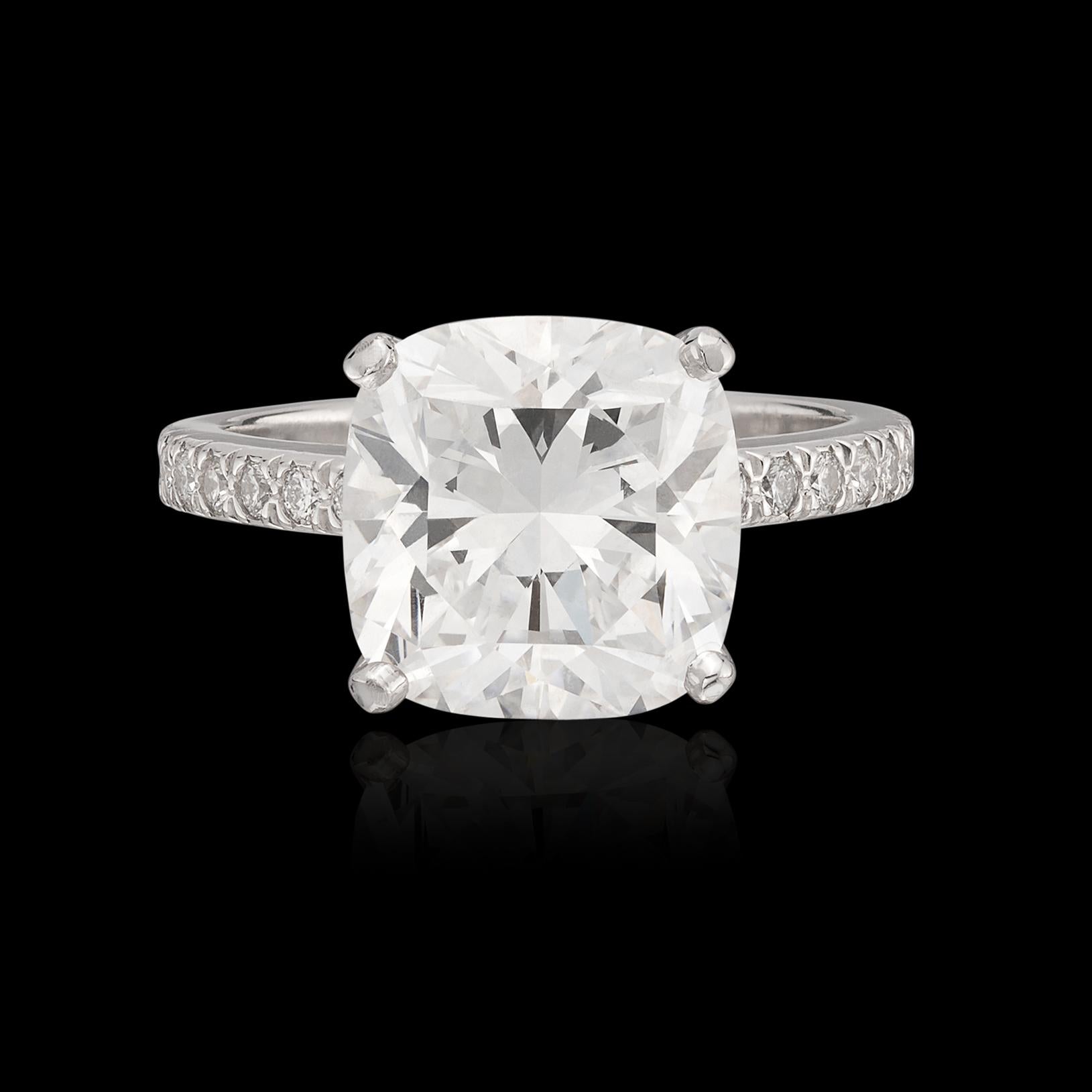 Breathtaking Tiffany & Co. 4.05ct Cushion Cut Diamond Ring In Excellent Condition For Sale In San Francisco, CA