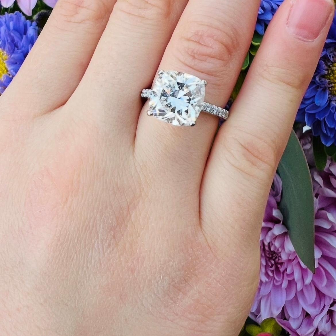 Breathtaking Tiffany & Co. 4.05ct Cushion Cut Diamond Ring For Sale 1
