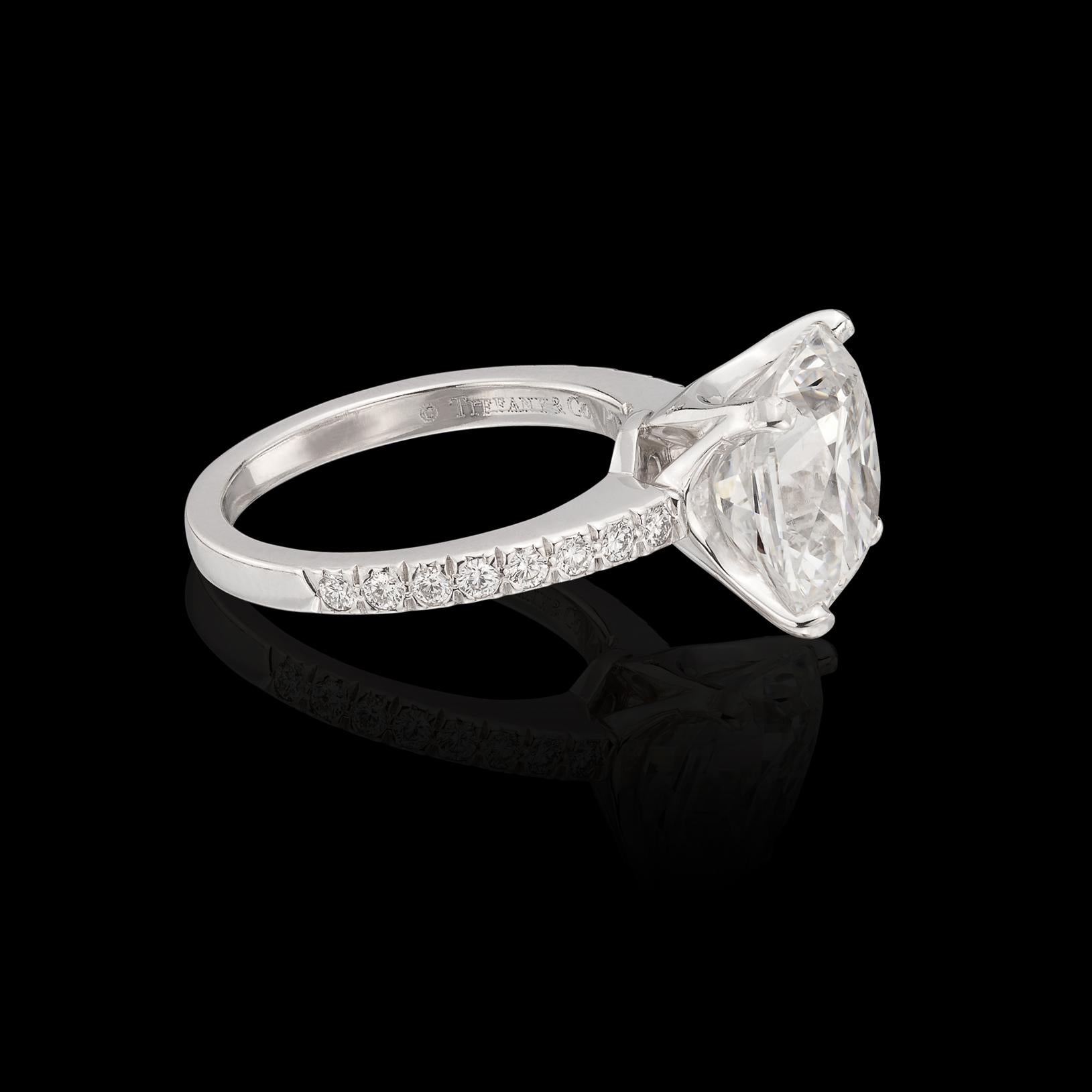 Breathtaking Tiffany & Co. 4.05ct Cushion Cut Diamond Ring For Sale 3