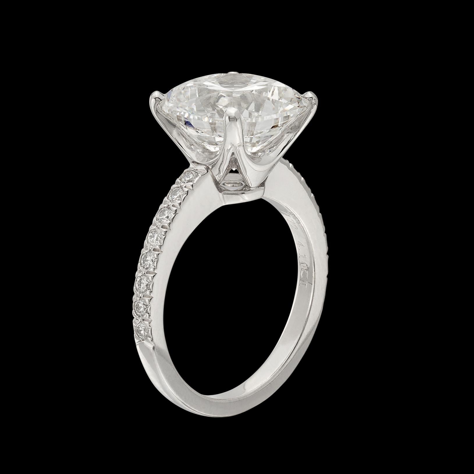 Breathtaking Tiffany & Co. 4.05ct Cushion Cut Diamond Ring For Sale 4