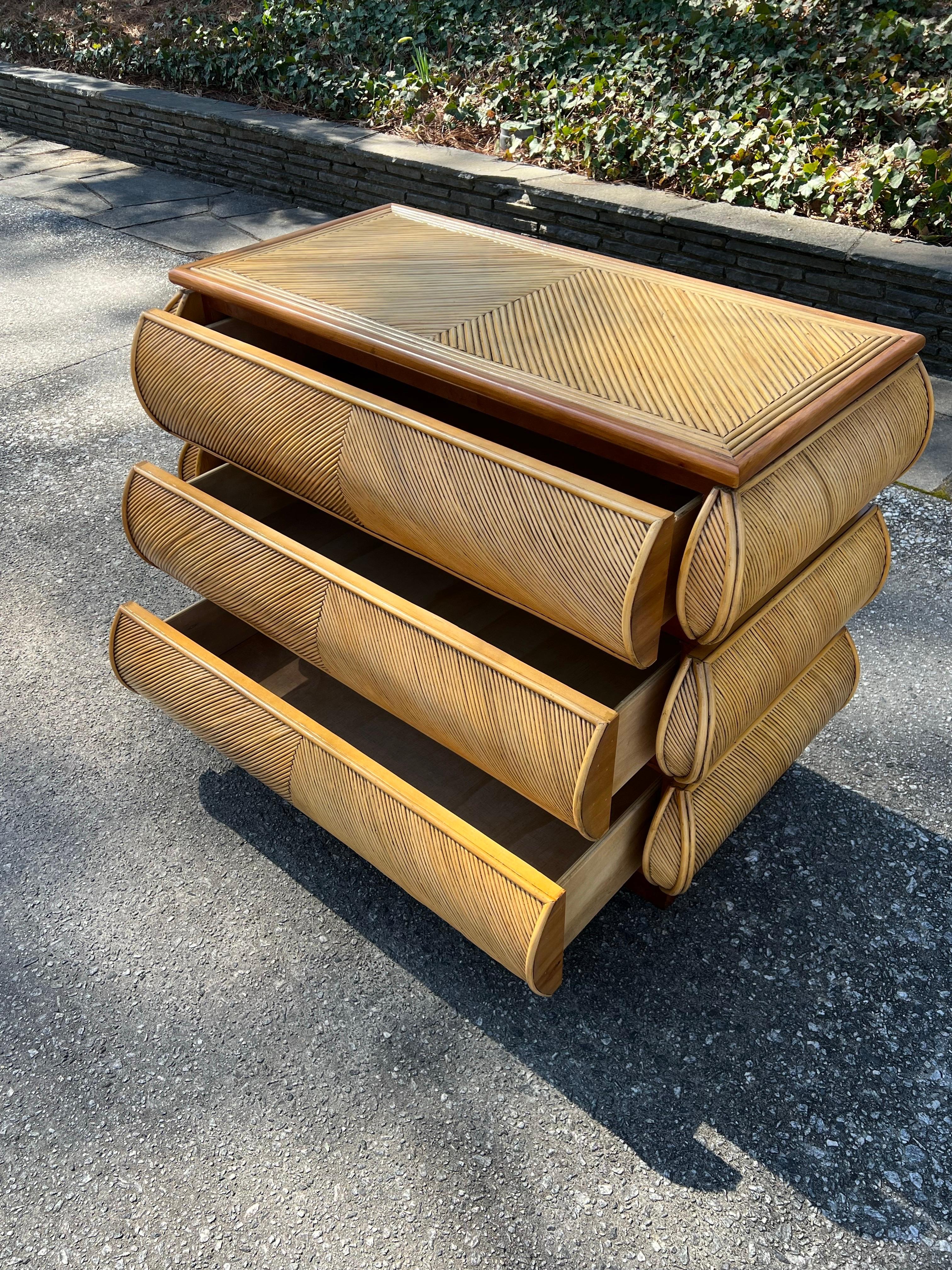 Atemberaubende Vintage Bullnose-Kommode aus Schilfrohr, Italien, ca. 1980, Paar verfügbar im Angebot 3