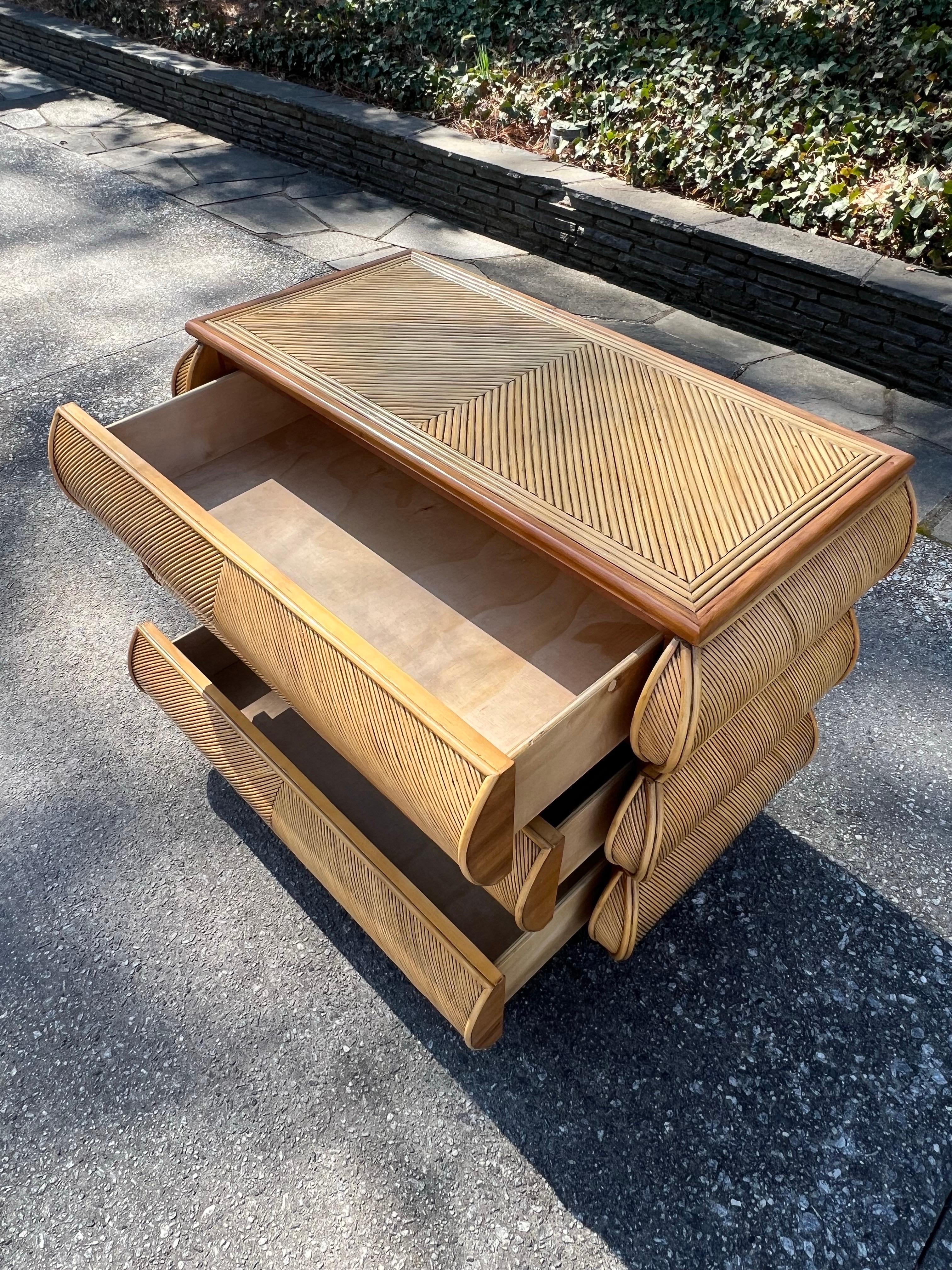 Atemberaubende Vintage Bullnose-Kommode aus Schilfrohr, Italien, ca. 1980, Paar verfügbar im Angebot 4