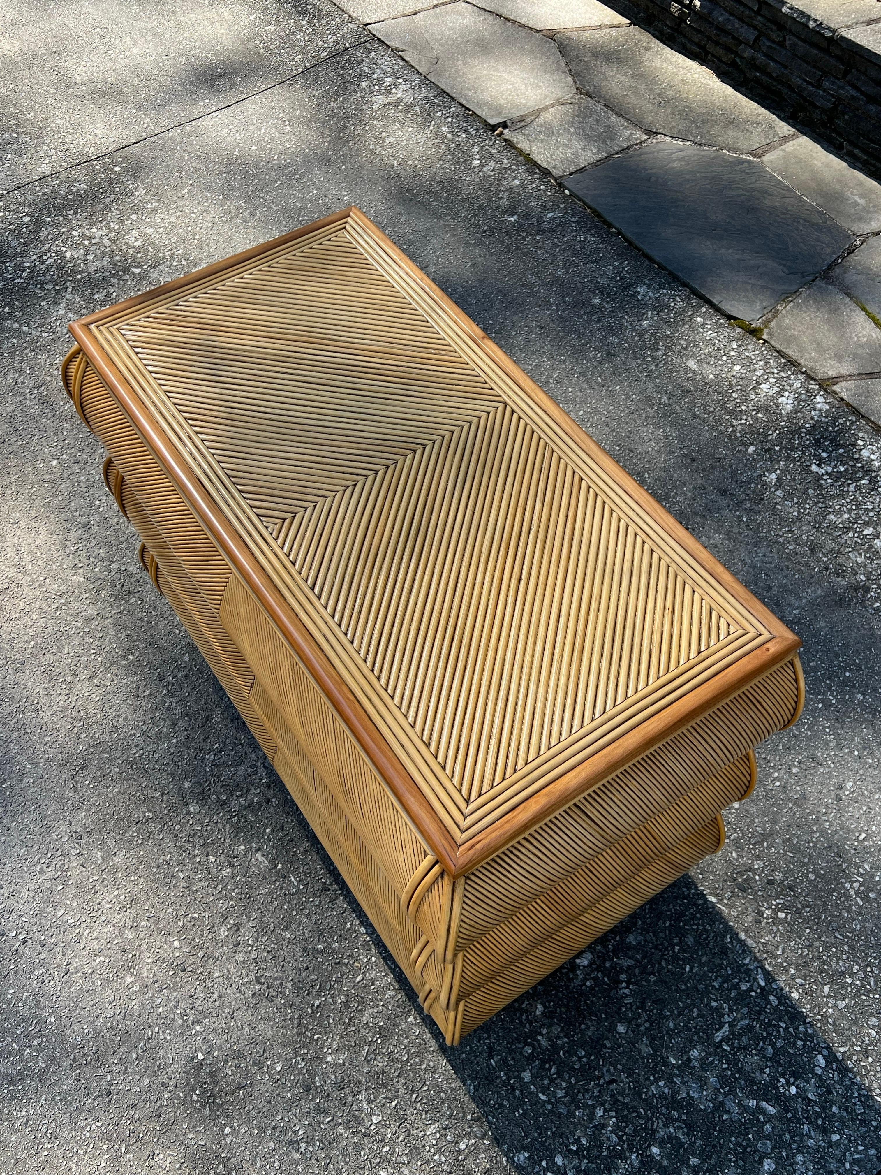 Atemberaubende Vintage Bullnose-Kommode aus Schilfrohr, Italien, ca. 1980, Paar verfügbar im Angebot 5