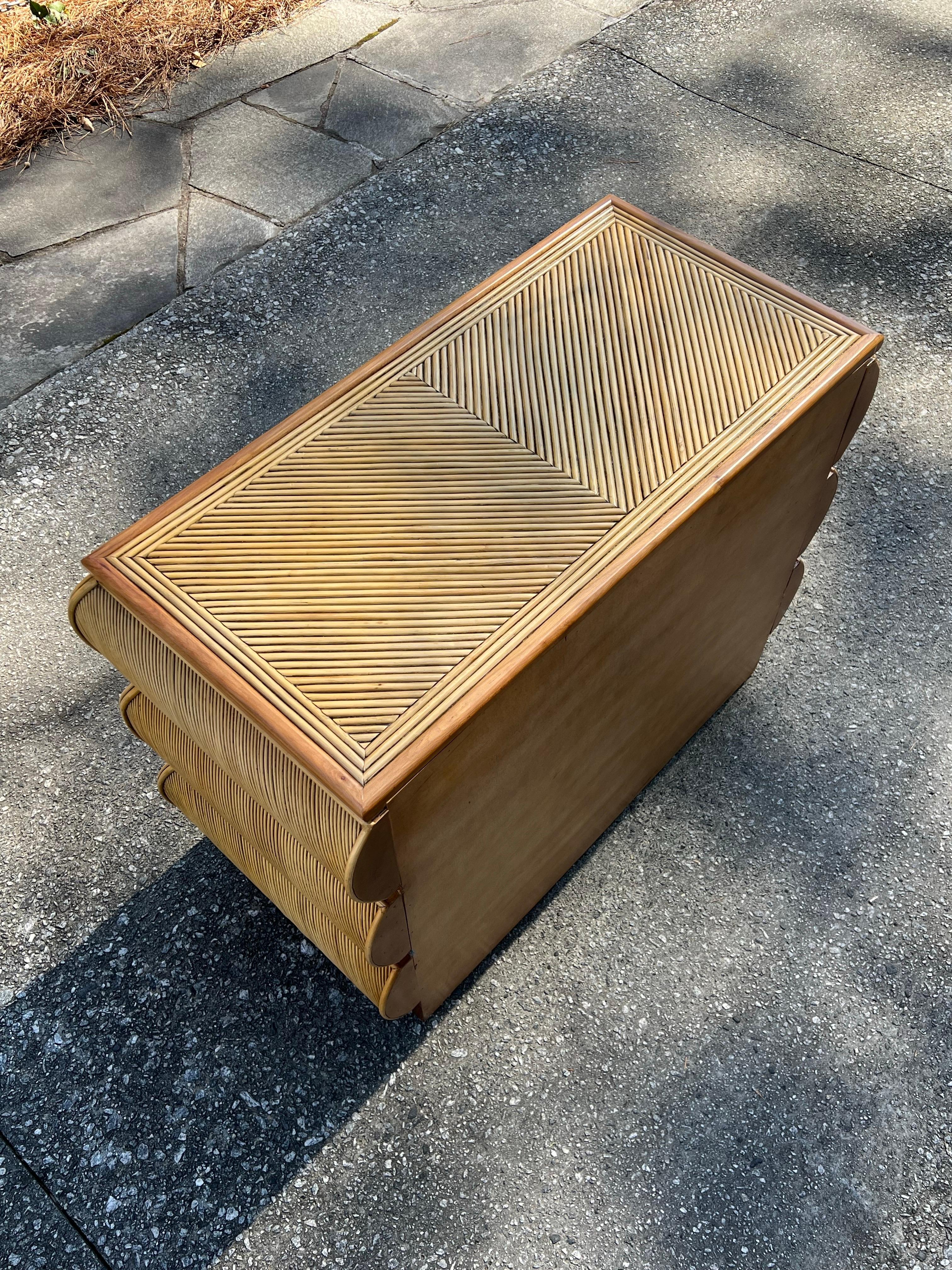 Atemberaubende Vintage Bullnose-Kommode aus Schilfrohr, Italien, ca. 1980, Paar verfügbar im Angebot 6