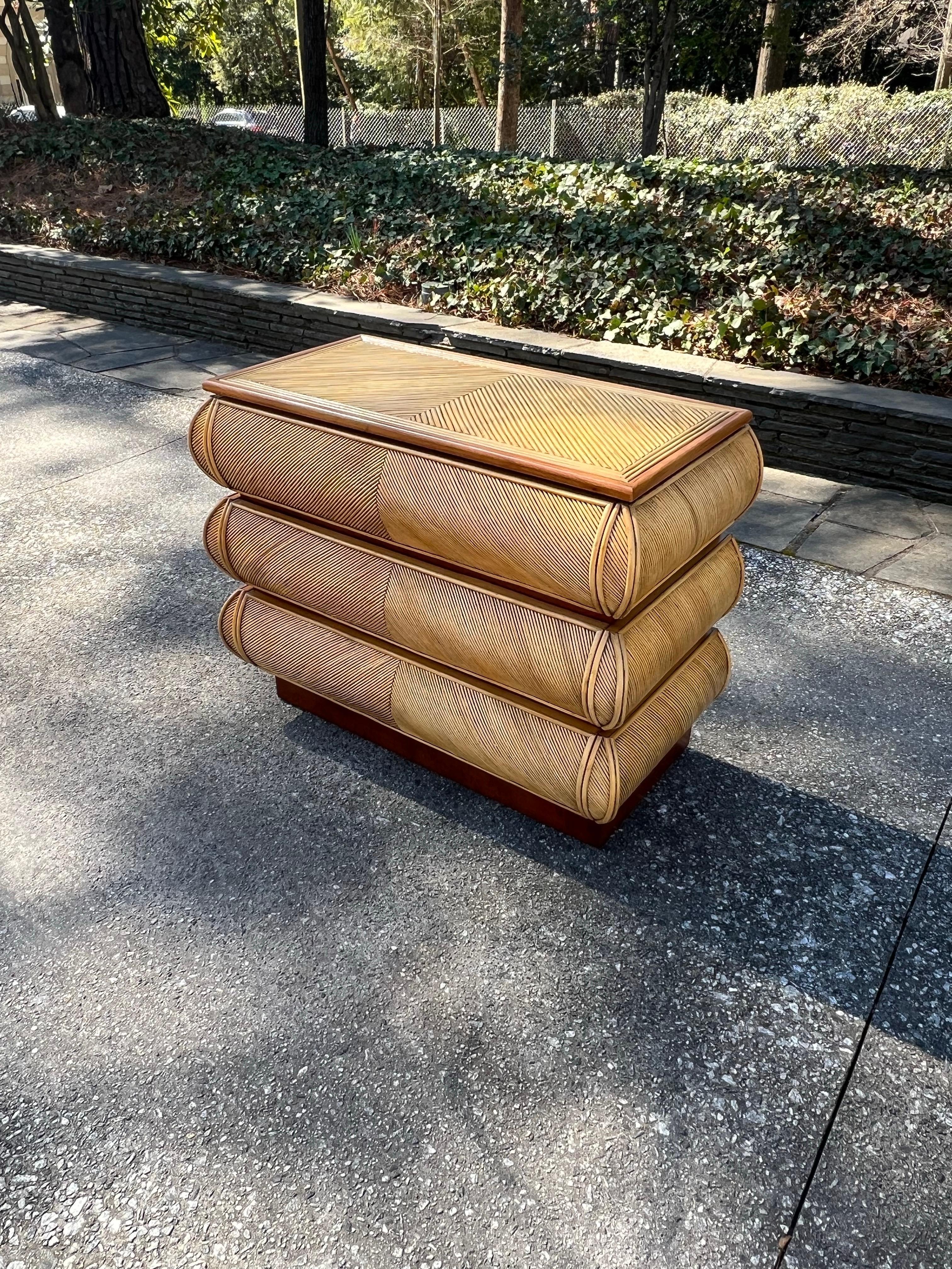 Atemberaubende Vintage Bullnose-Kommode aus Schilfrohr, Italien, ca. 1980, Paar verfügbar im Angebot 7