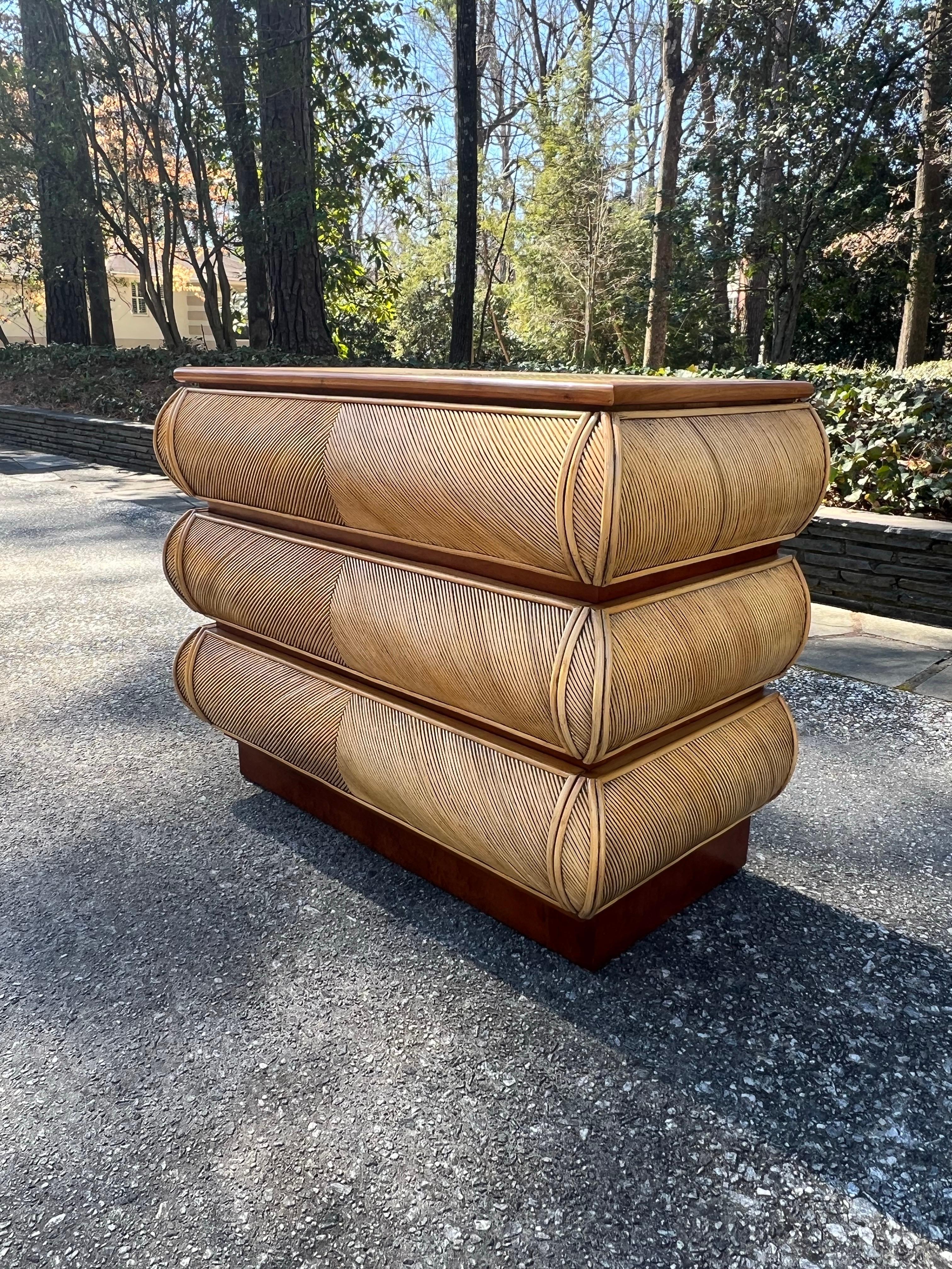 Atemberaubende Vintage Bullnose-Kommode aus Schilfrohr, Italien, ca. 1980, Paar verfügbar im Angebot 8
