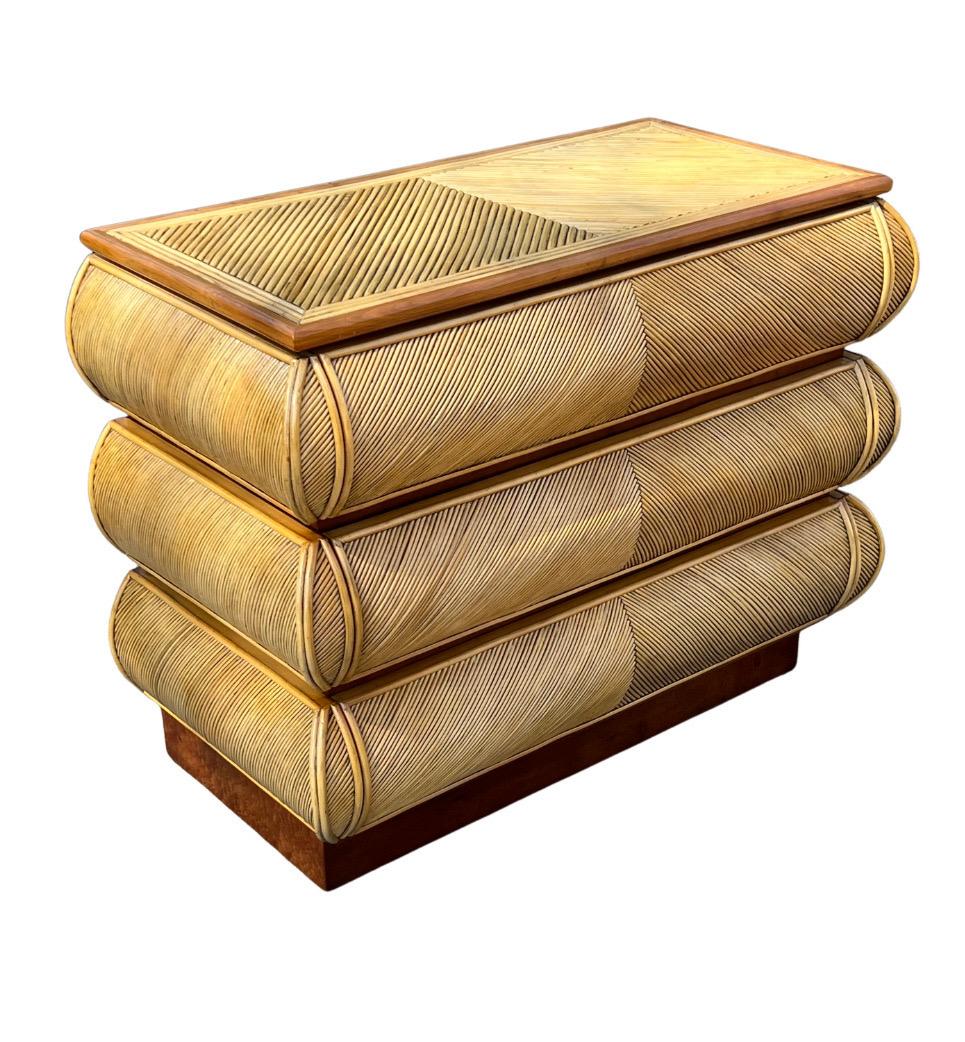 Atemberaubende Vintage Bullnose-Kommode aus Schilfrohr, Italien, ca. 1980, Paar verfügbar im Angebot 9