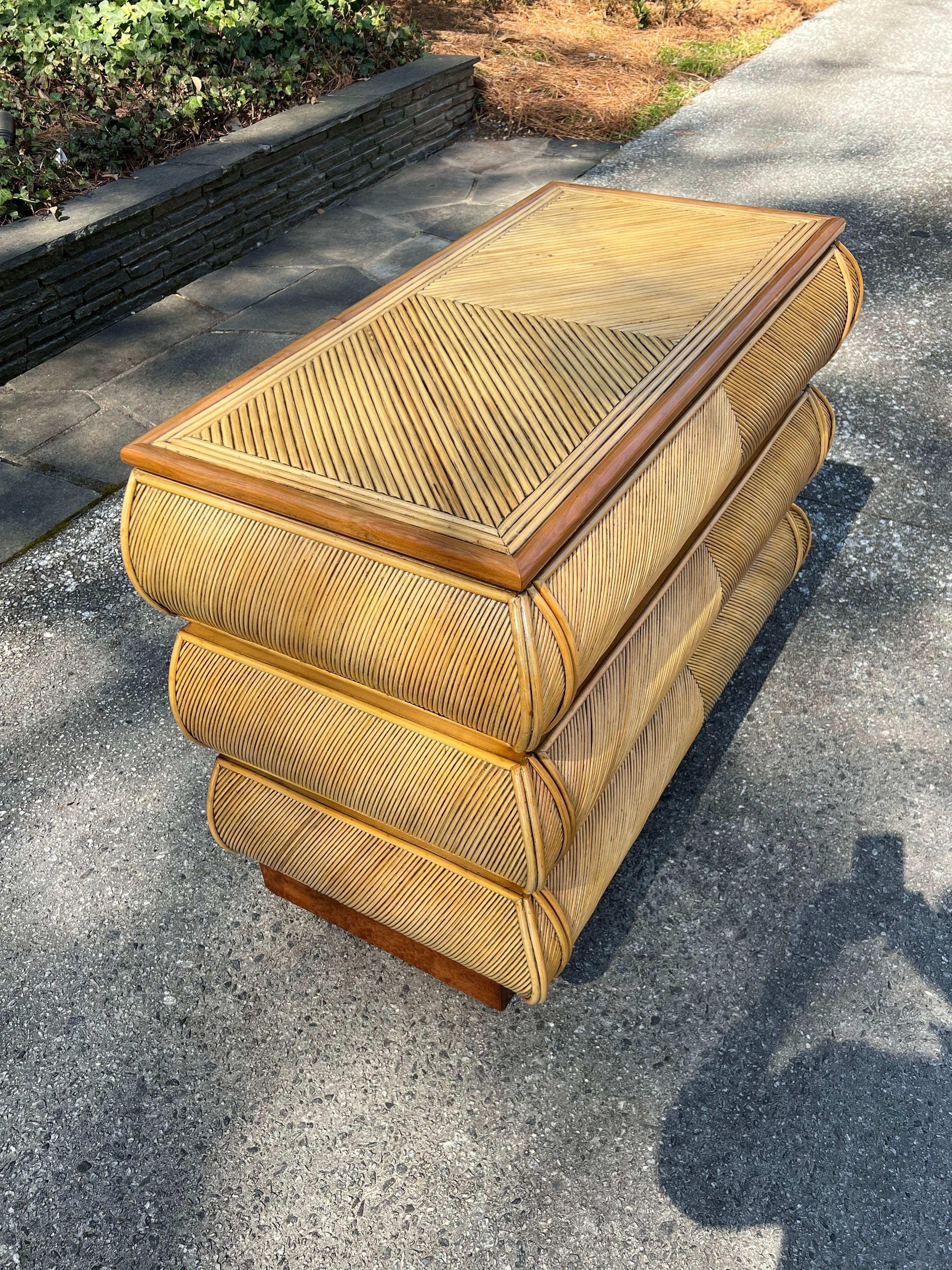 Atemberaubende Vintage Bullnose-Kommode aus Schilfrohr, Italien, ca. 1980, Paar verfügbar (Organische Moderne) im Angebot