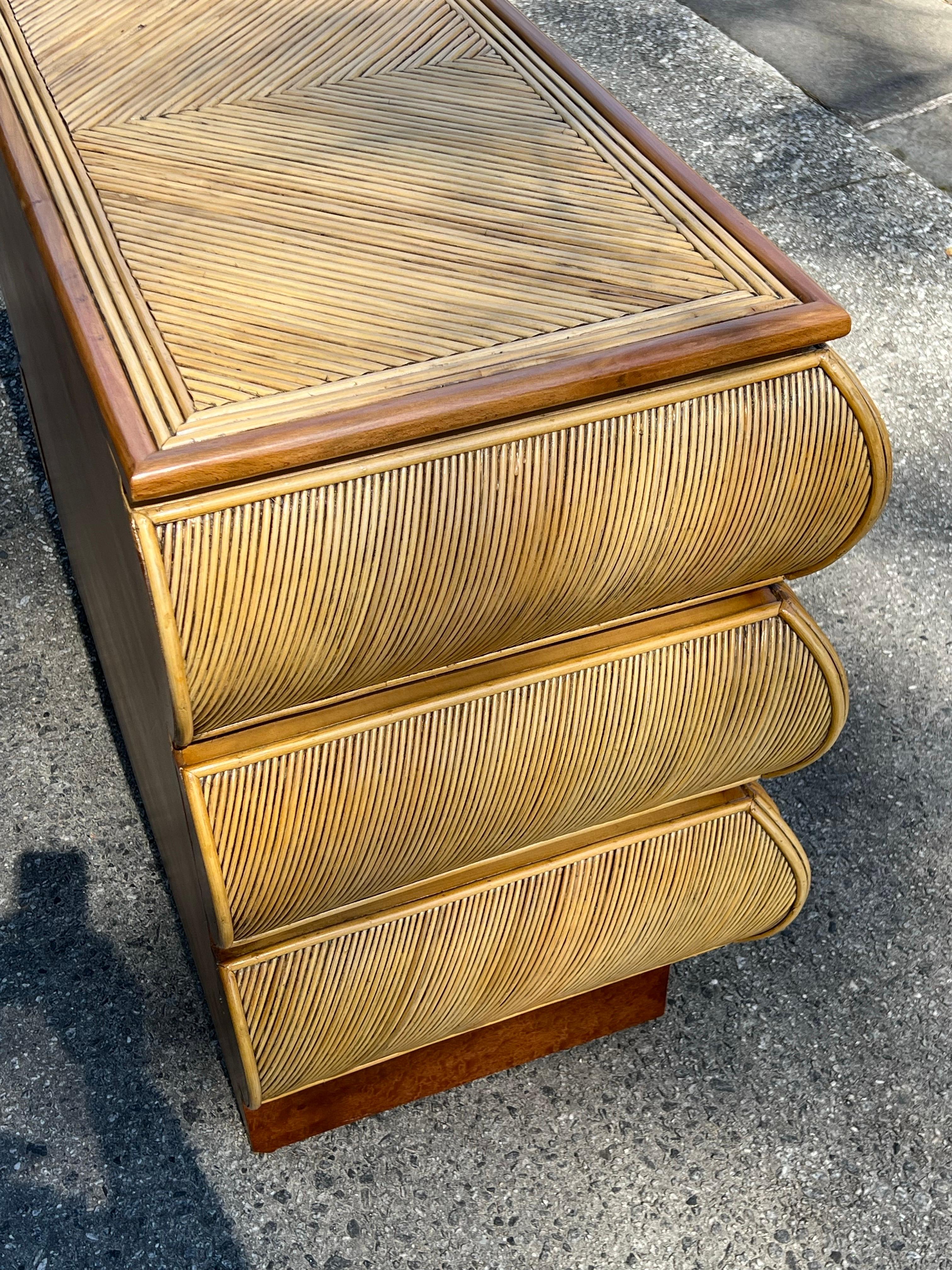 Atemberaubende Vintage Bullnose-Kommode aus Schilfrohr, Italien, ca. 1980, Paar verfügbar im Zustand „Hervorragend“ im Angebot in Atlanta, GA