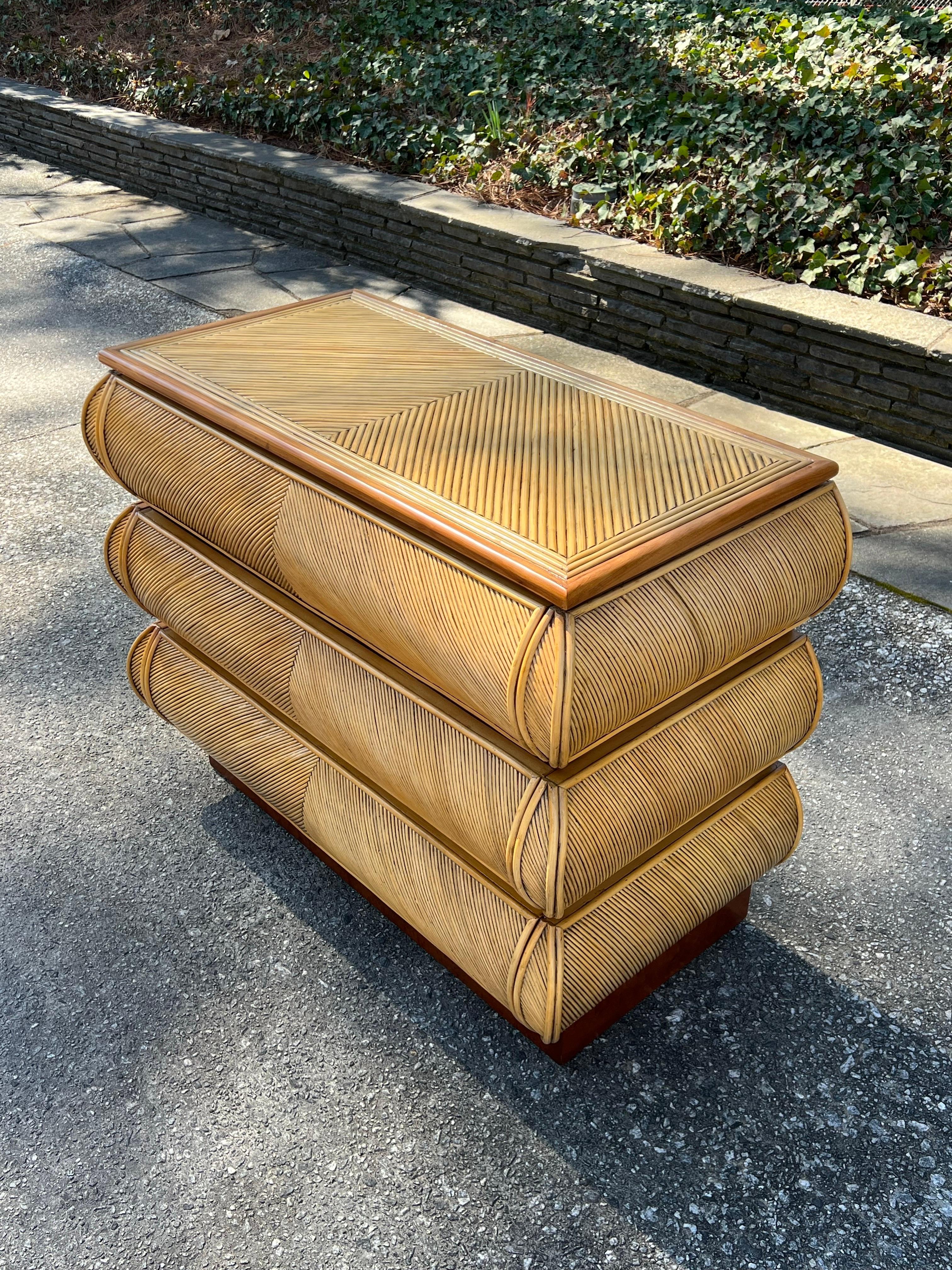 Atemberaubende Vintage Bullnose-Kommode aus Schilfrohr, Italien, ca. 1980, Paar verfügbar im Angebot 1