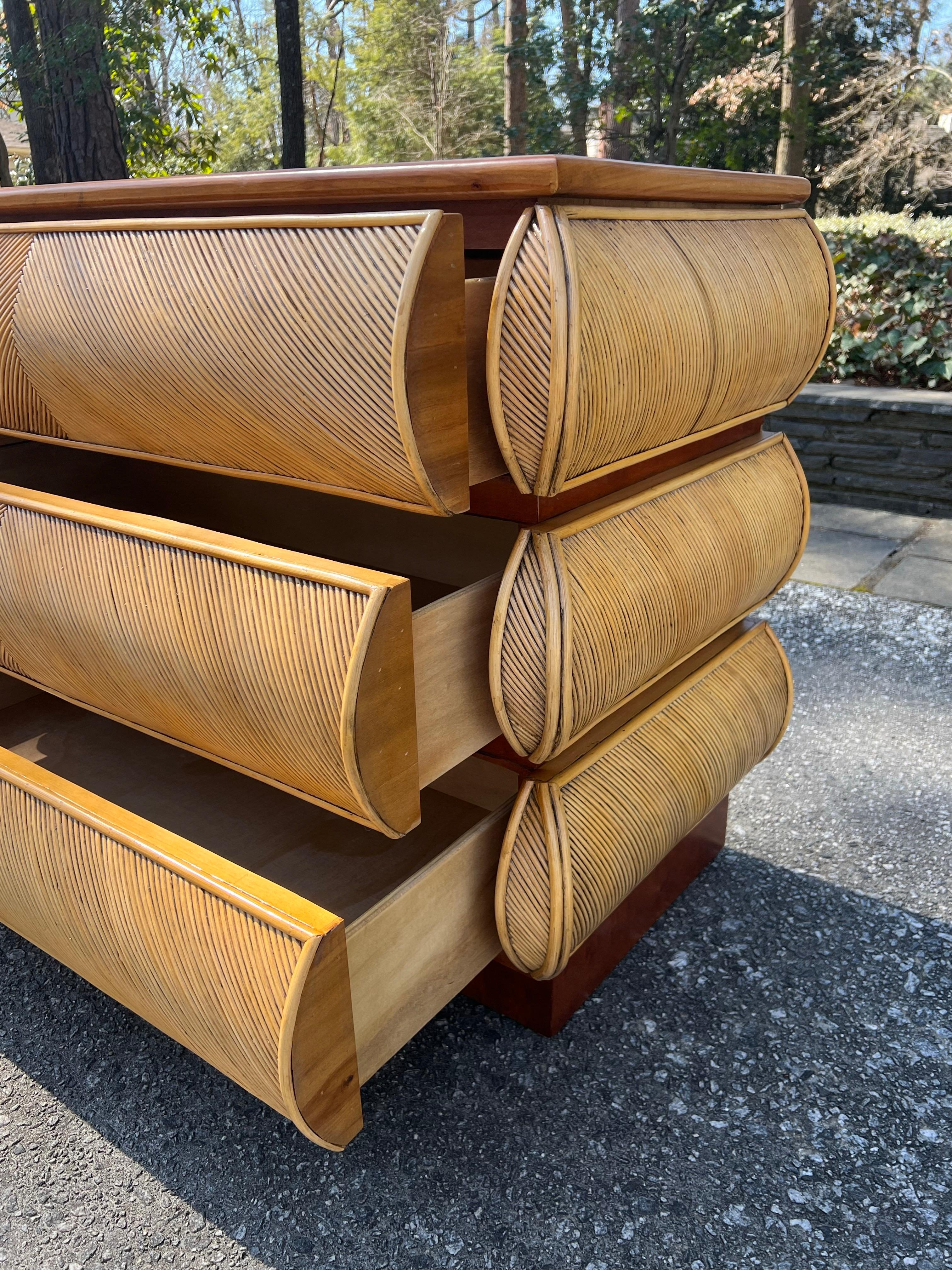 Atemberaubende Vintage Bullnose-Kommode aus Schilfrohr, Italien, ca. 1980, Paar verfügbar im Angebot 2
