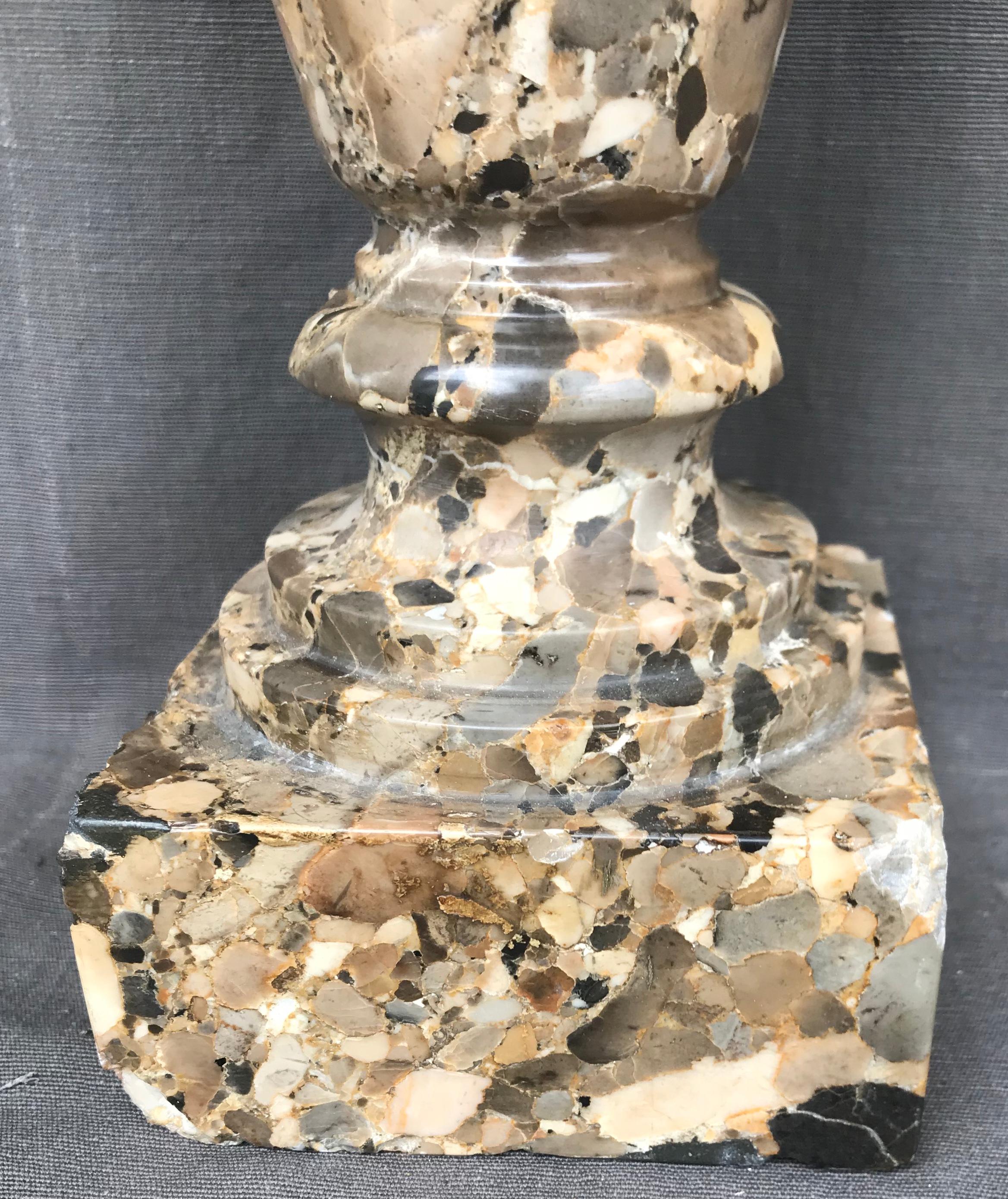 Marbre de Brescia Urne d'amphore en marbre Breccia en vente