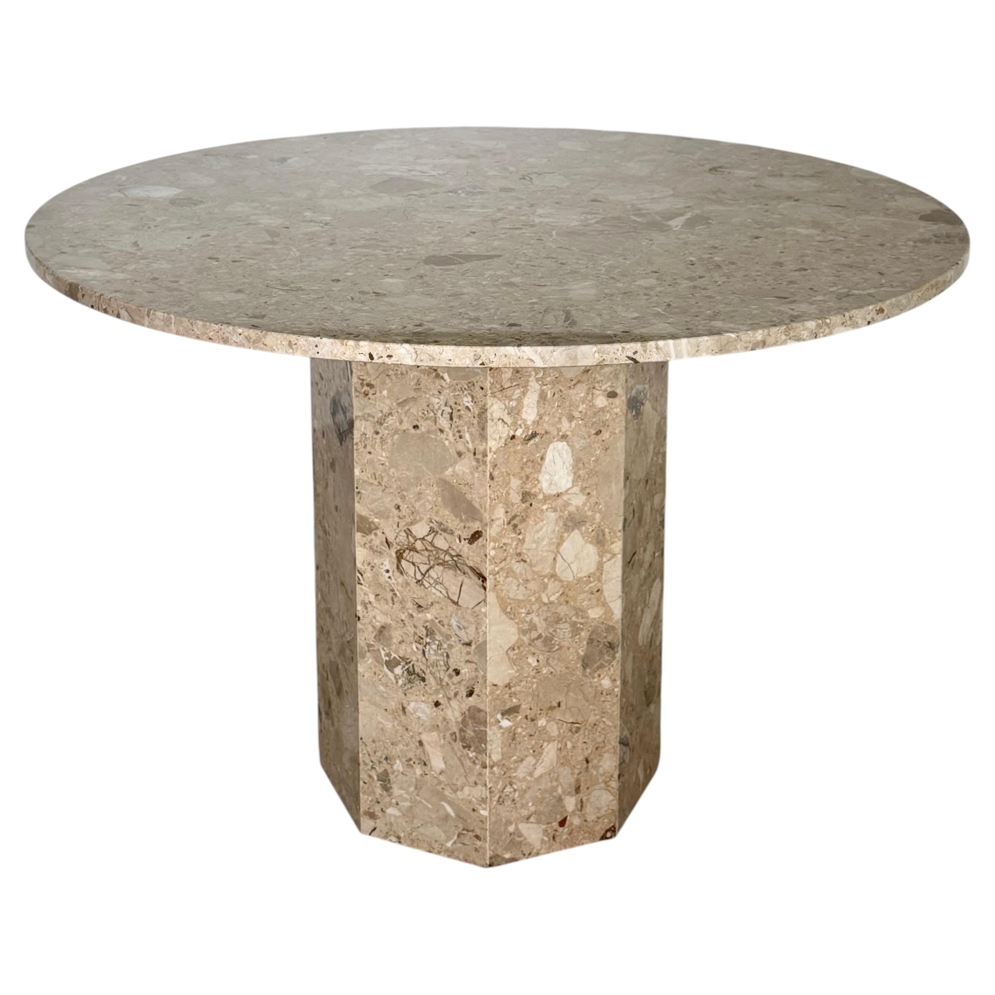 Tavolo da pranzo rotondo Ello in marmo Breccia, fine XX secolo, stile minimalista-massimalista, color beige