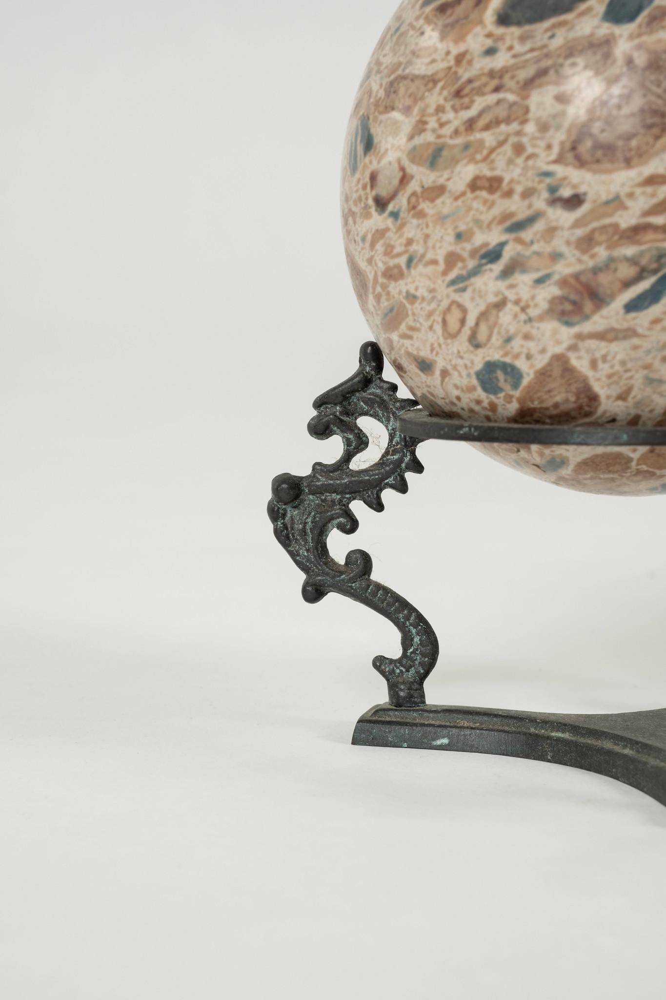 Metallo Sfera di marmo brecciato in vendita