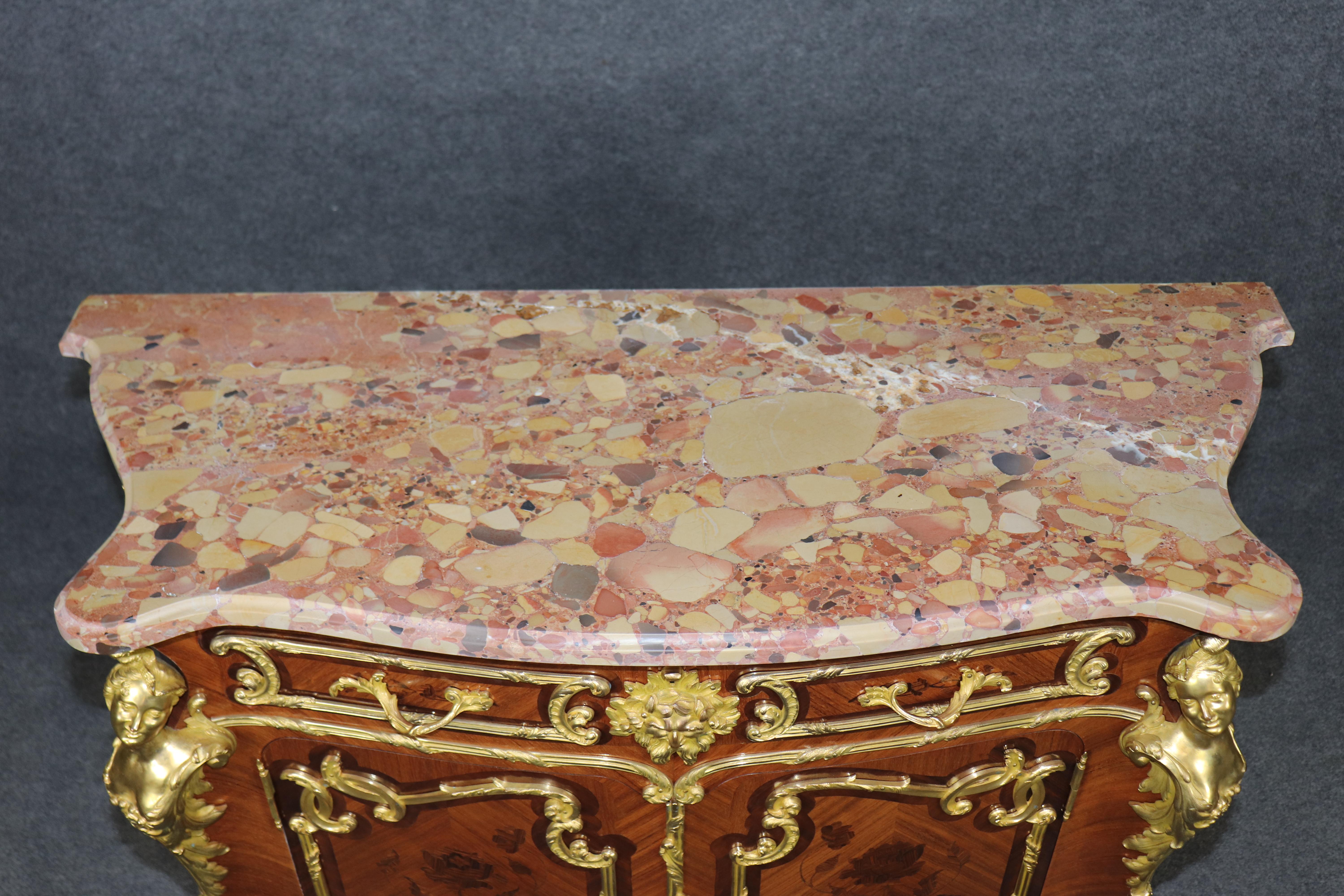 Uno squisito meuble à hauter d'appui credenzas in stile Luigi XV con intarsi in amaranto e tulipano, attribuito a F. Link a Fontainebleau.

La credenza ha un piano in marmo con un cassetto centrale a fregio e un ampio vano inferiore a due ante. Al