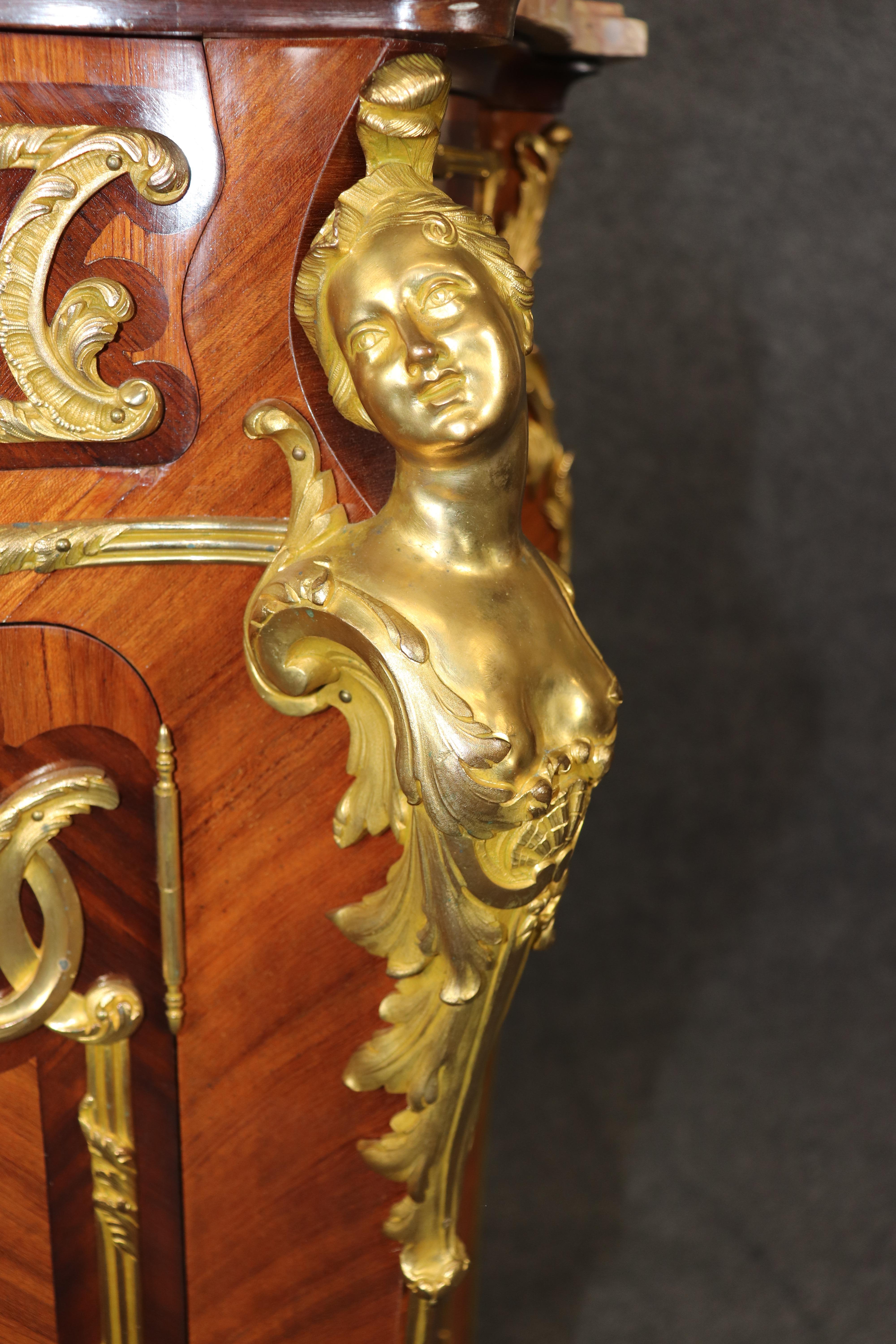 Luigi XV Buffet con figura di fanciulla in marmo di Breche D'Alep, bronzo, Fontaine Bleu, Attribuito in vendita