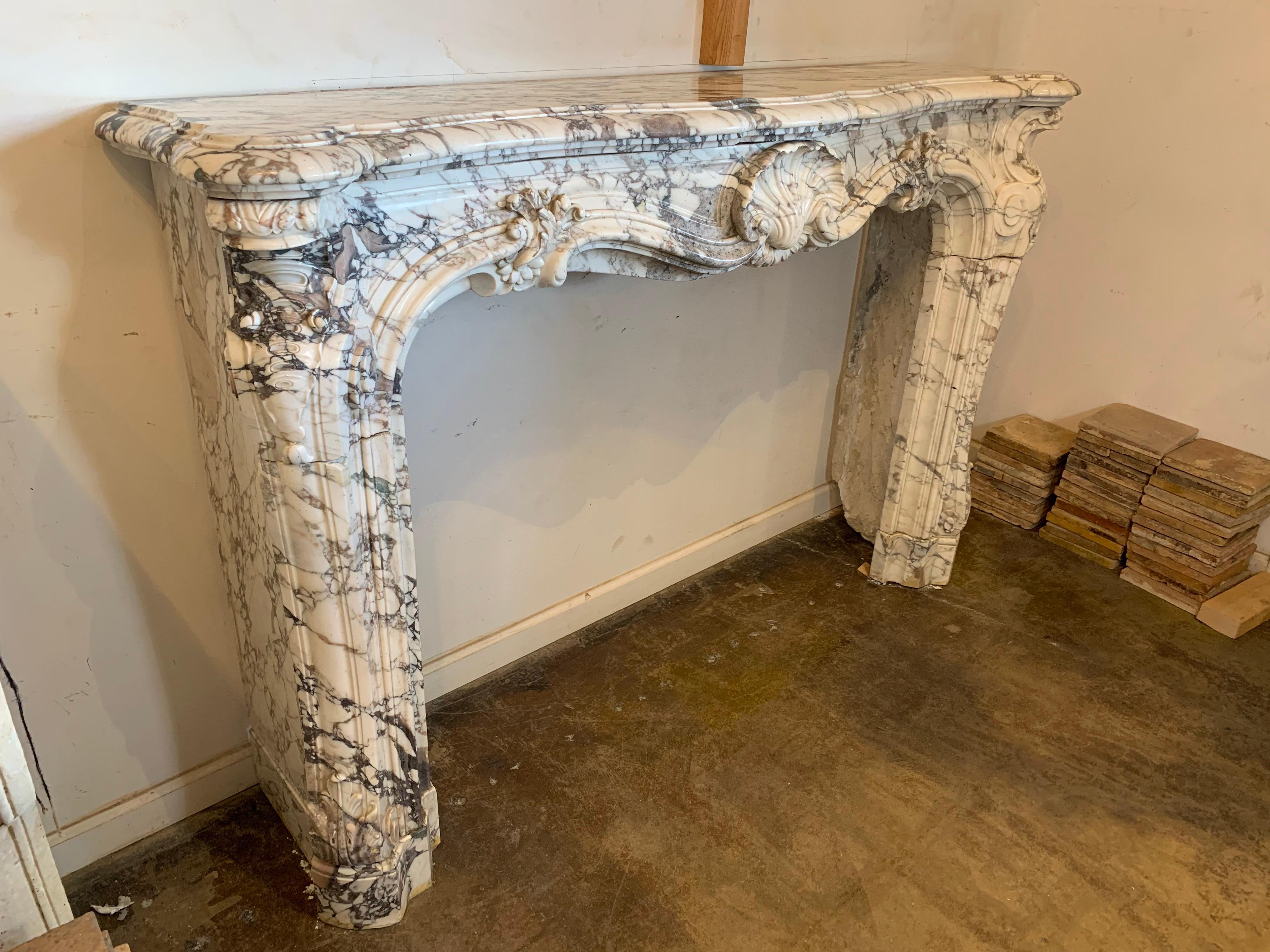 This beautiful marble mantel originates from Italy, circa 1780.

Firebox : W 50.5