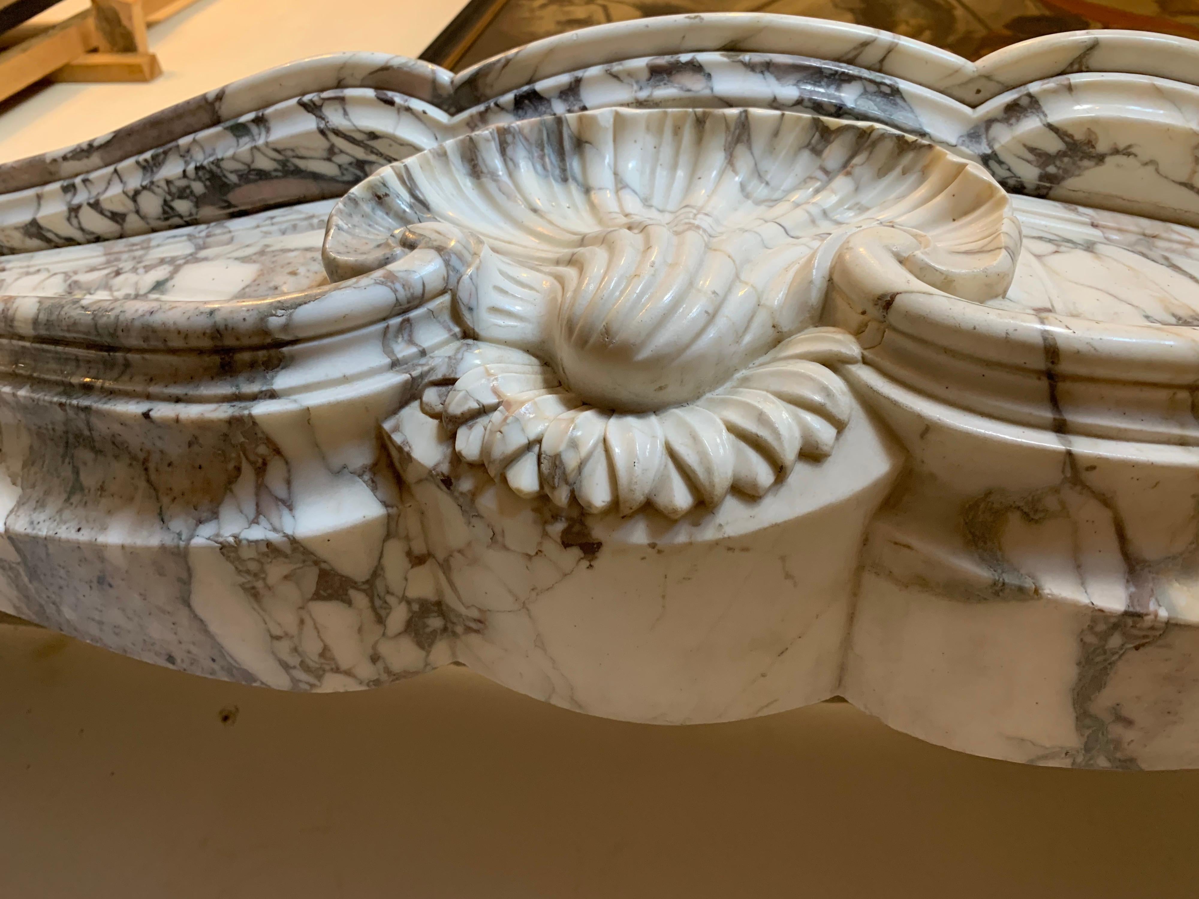Breche-Marmorkamin aus Italien aus dem 18. Jahrhundert im Angebot 2