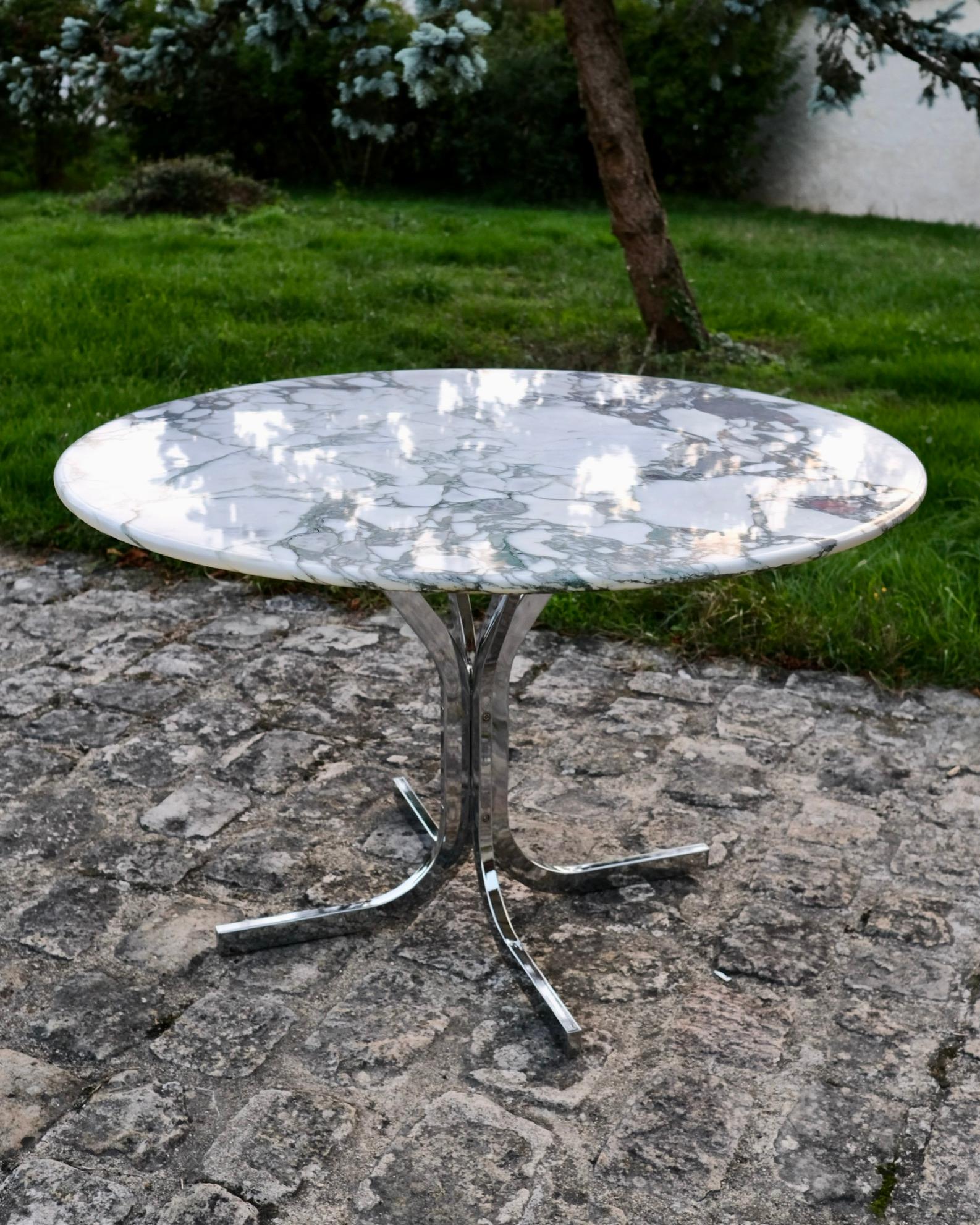 Una llamativa mesa de comedor fabricada en Italia en la década de 1970, con un raro tablero de mármol Breche Medici. Conocido por sus ricos tonos púrpura y verde y su uso histórico en mobiliario real, este mármol excepcional aporta tanto elegancia