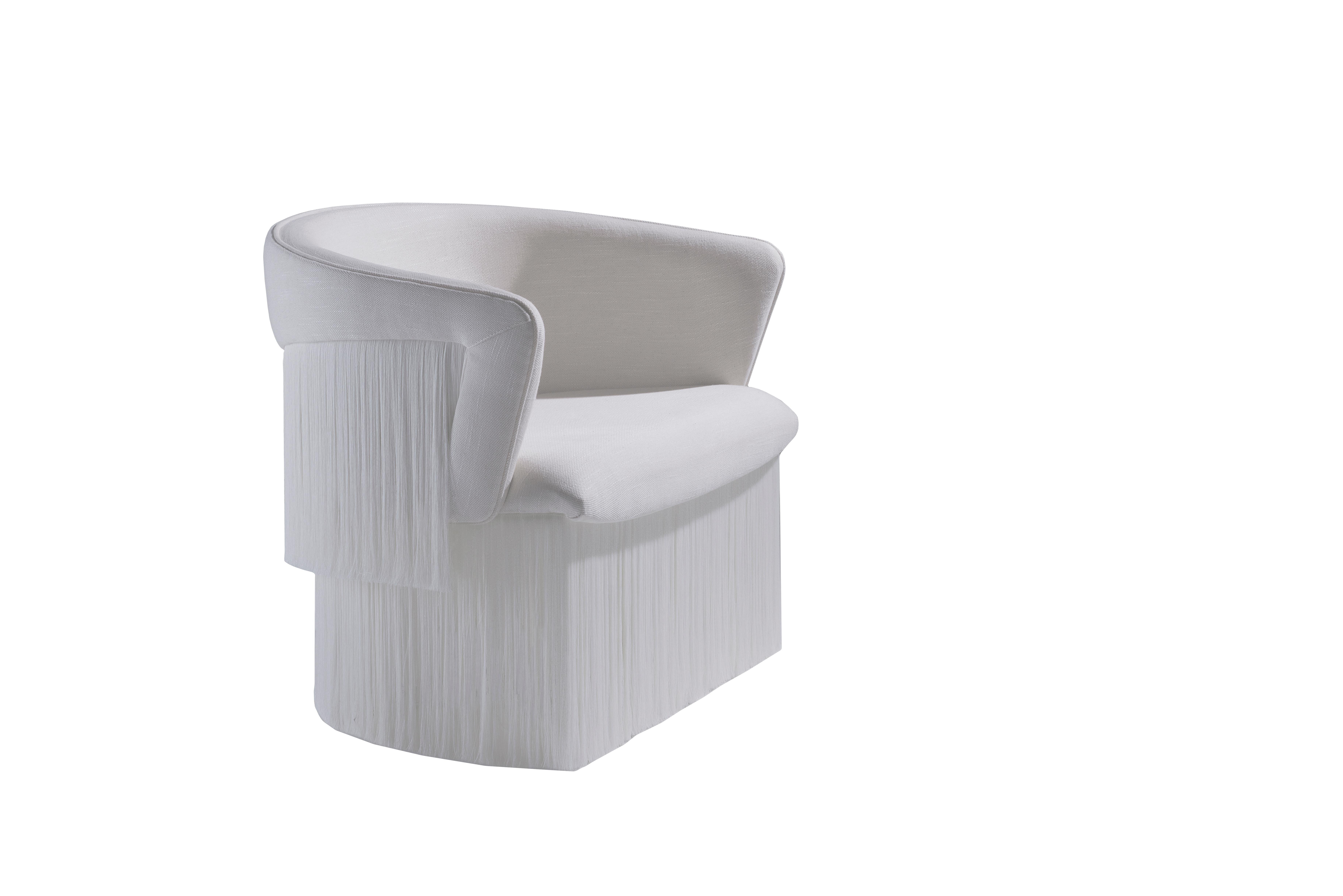 Breeze armchair, is upholstered in natural linen fabric, features fringed silk yarns off-white color. It has four internally rotating aluminum feet.