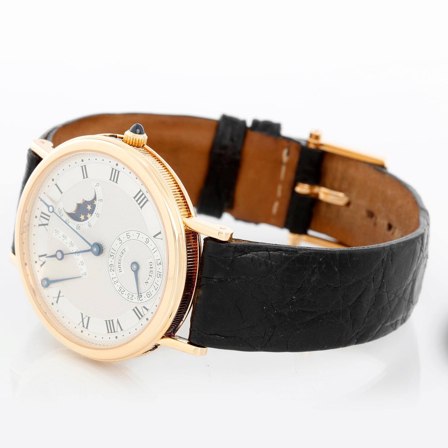 Breguet Classique Moonphase Power Reserve 18k Gelbgold Herrenuhr Ref 3130 - Automatikaufzug. Gehäuse aus 18k Gelbgold ( 36 mm ). Silbernes Silberzifferblatt mit schwarzen römischen Ziffern; Mondphase; Gangreserveanzeige. Trägerband mit Dornschließe